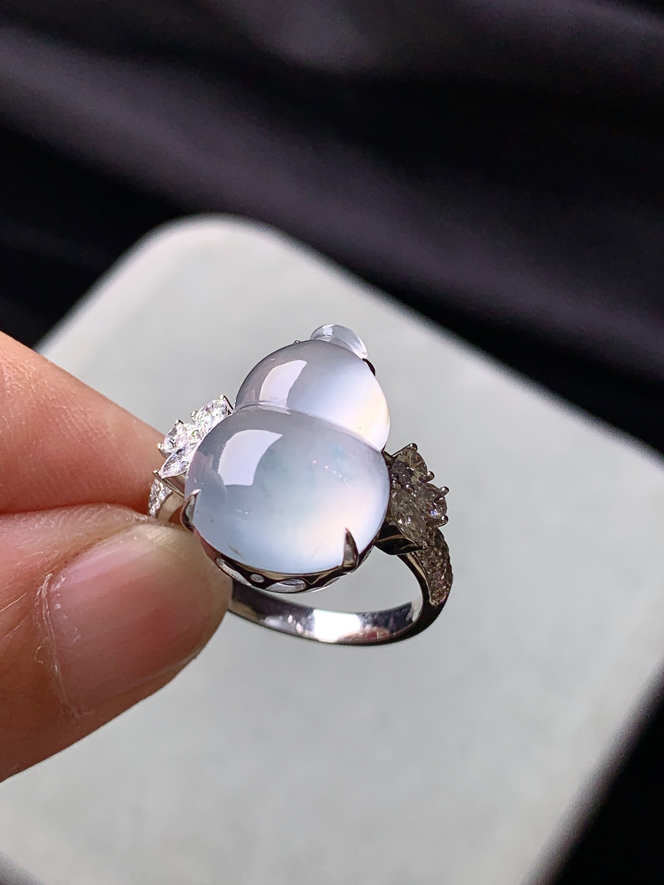 18k金钻镶嵌冰种葫芦戒指 玉质细腻 色泽艳丽清新 水润亮眼 圈口14 裸石尺寸16.6*11.8*6