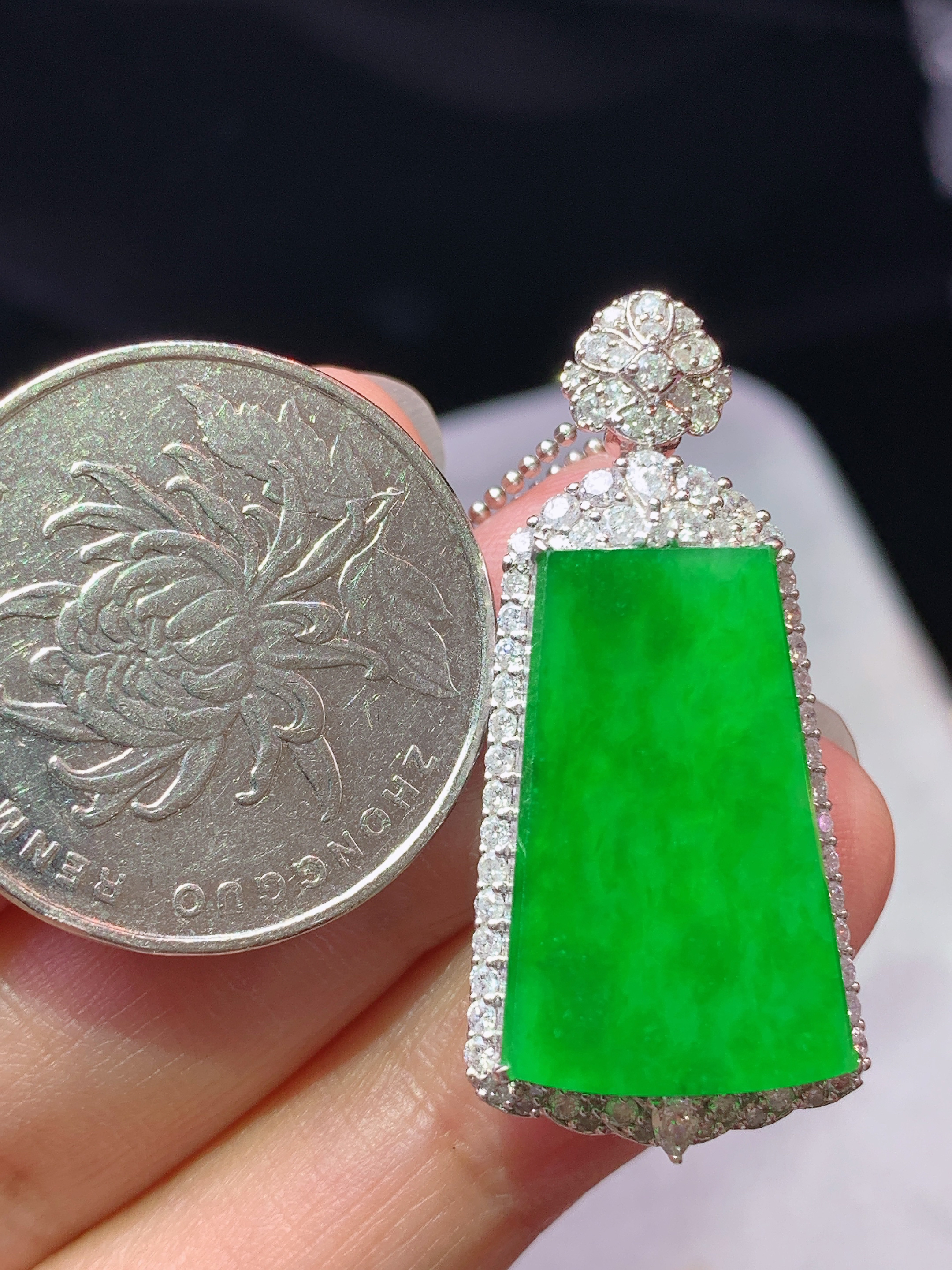 18k金钻镶嵌阳绿无事牌吊坠 玉质细腻 色泽艳丽清新 水润亮眼 整体尺寸35.6*16*7.7t1