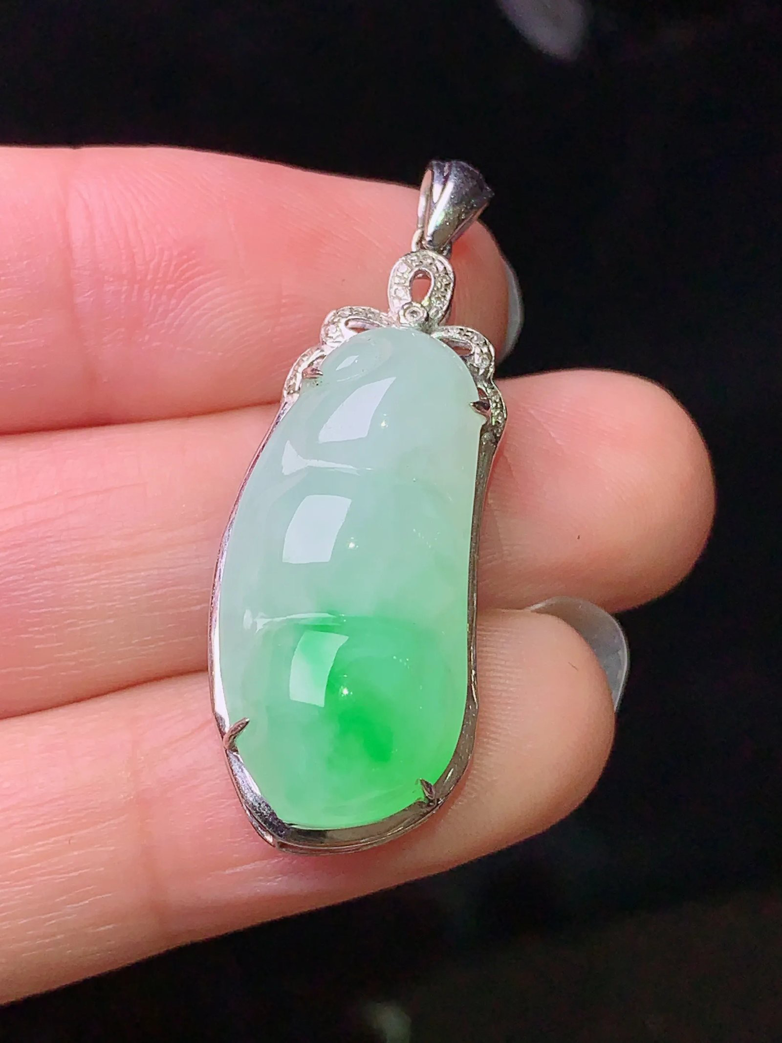 18k金钻镶嵌飘绿四季豆吊坠 玉质细腻 色泽艳丽 整体尺寸36.2*13.2*8.2m1