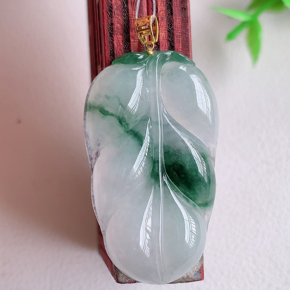 18k金扣冰润飘花金枝玉叶翡翠吊坠  老种起胶感  飘花灵动  寓意“金枝玉叶，大业有成，一夜成名”