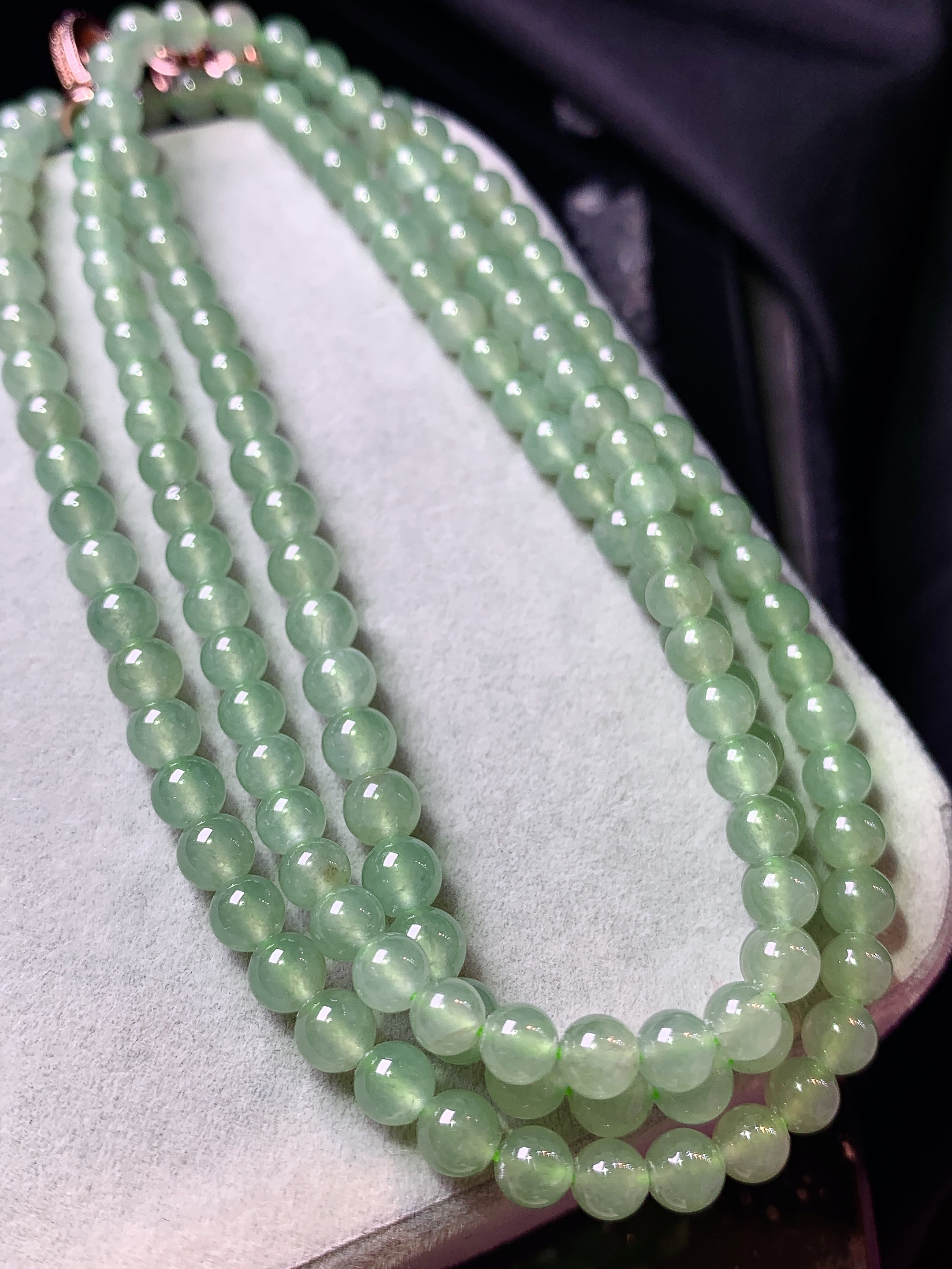 冰种浅绿圆珠项链 玉质细腻 色泽艳丽清新 水润亮眼 整体尺寸4.3c5