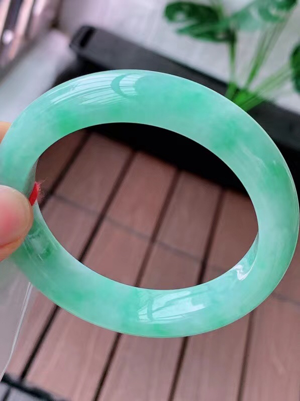 【翡翠名称】老种冰润飘绿花54.2正圈口手镯
【翡翠尺寸】58.8/14.5/7mm适合57.8-60正圈口佩戴
【翡翠描述】宝贝种老水足，玉质细腻，色泽靓丽，性价比高，佩戴效果好！
【其它赠送】权威证书/精美挂绳盒子/支持全国复检