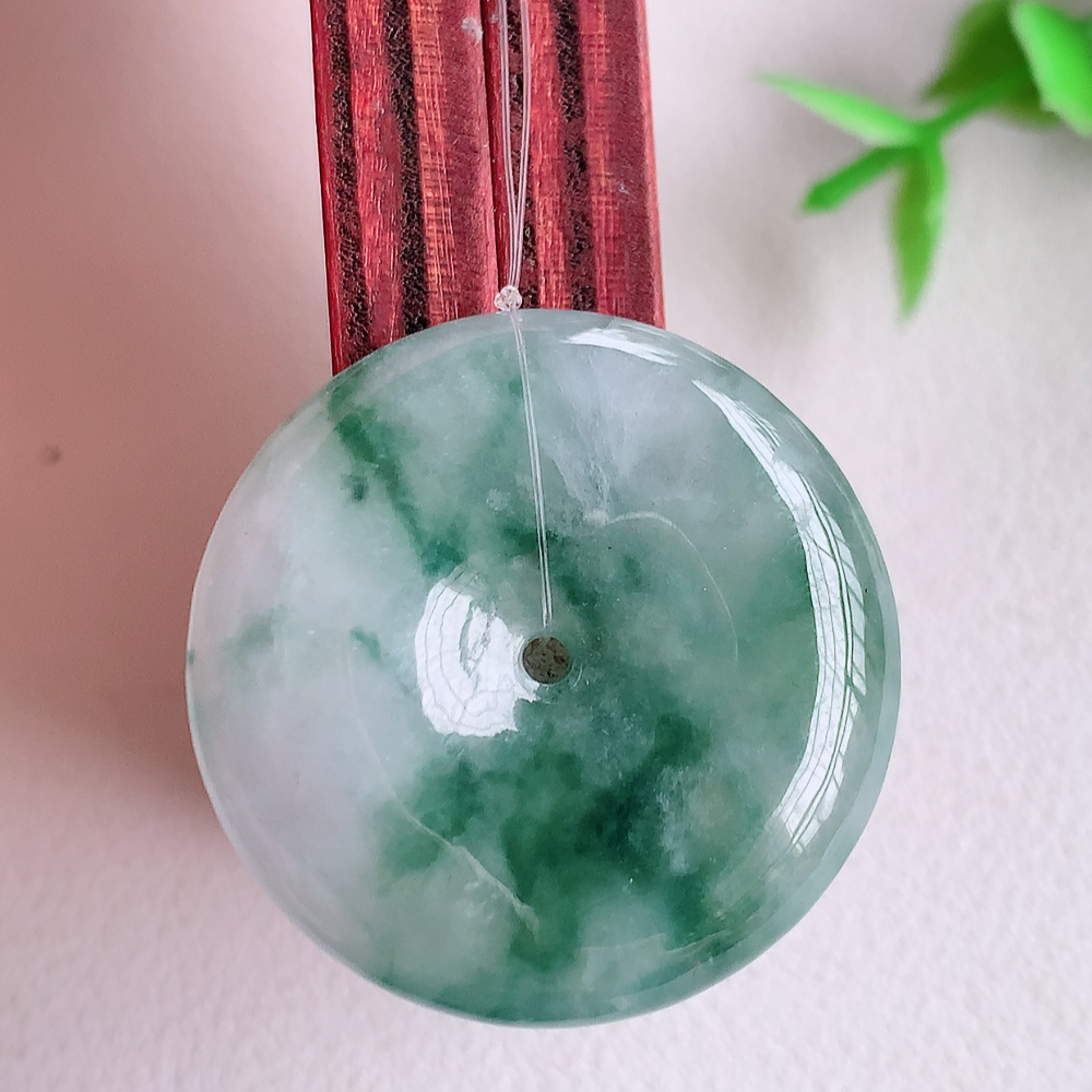 冰润飘花平安扣吊坠，厚装饱满，冰润剔透，细腻水足，种质润泽，飘花灵动，佩戴优雅大气，W49.16   尺寸：28-6mm