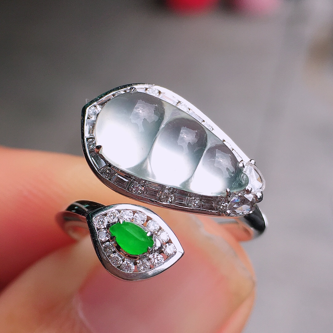 冰种福豆戒指，玉质细腻，荧光感超
强，饱满圆润，尽显优雅气质，18k
金豪华镶嵌