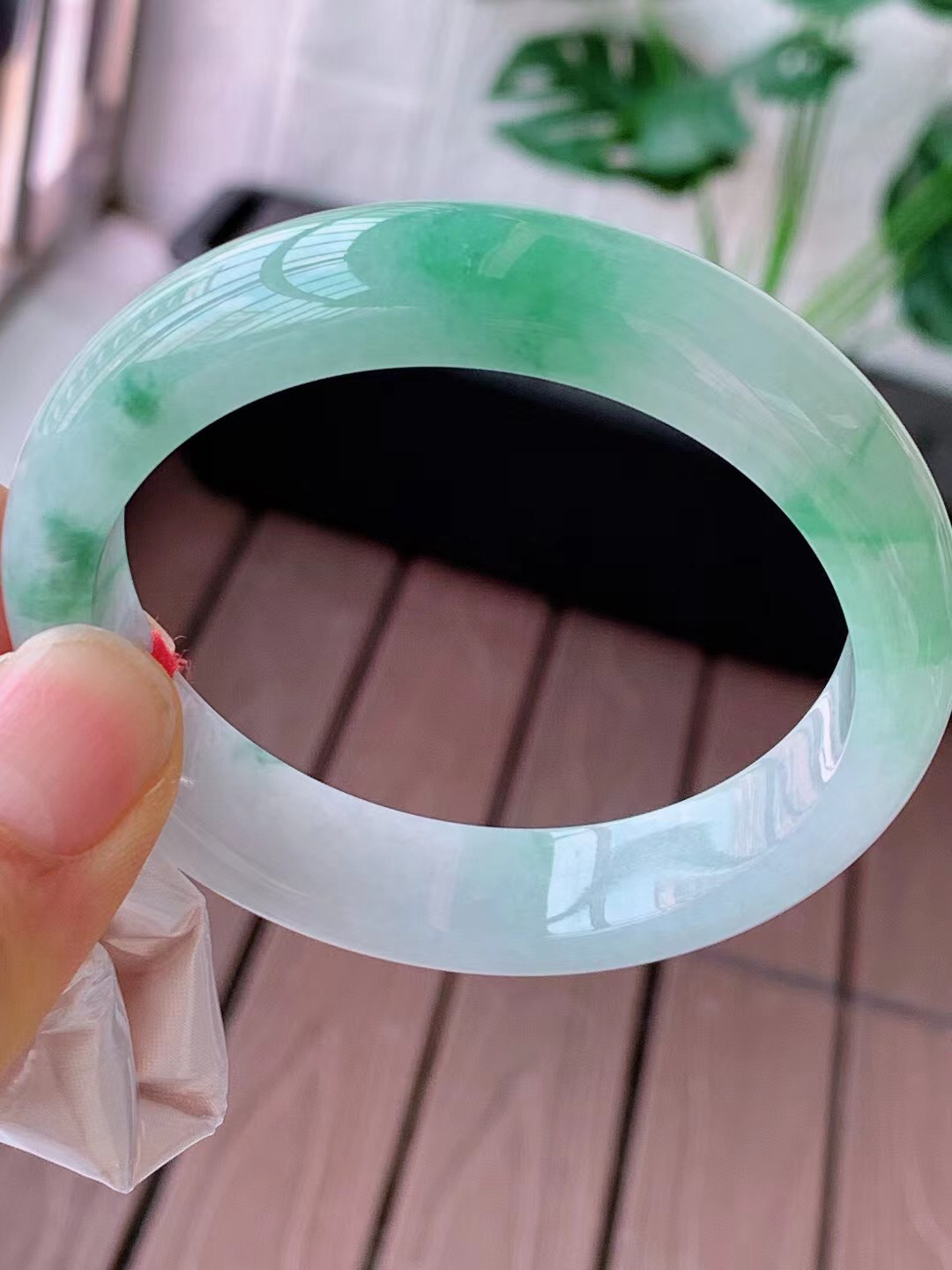 【翡翠名称】老种冰飘花53.6正圈口手镯
【翡翠尺寸】53.6/12.6/7.8mm适合52.6-55正圈口佩戴
【翡翠描述】宝贝种老水足，玉质细腻，色泽靓丽，性价比高，佩戴效果好！
【其它赠送】权威证书/精美挂绳盒子/支持全国复检