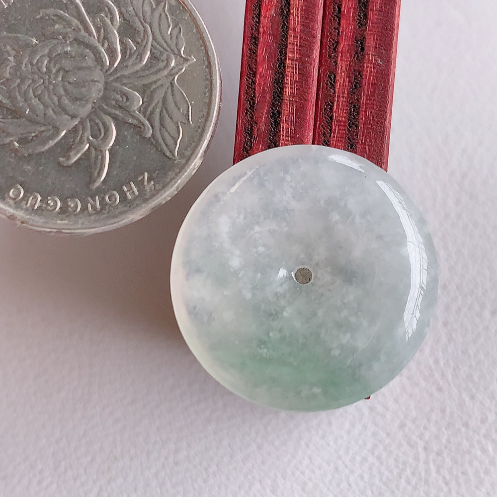 冰润平安扣吊坠，厚装饱满，冰润剔透，细腻水足，种质润泽，飘花灵动，佩戴优雅大气，W49.16   尺寸：23-4.5mm