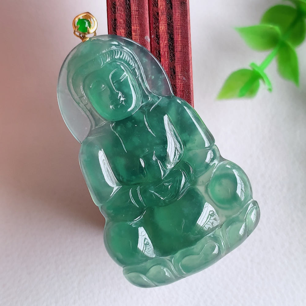 18k金扣蓝冰精雕观音吊坠，法相端庄大气，工艺精湛，种色浓郁，细腻饱满冰润，种老水足，收藏佳品，佩戴大气  W01.16   尺寸：42.5-26-3.6mm