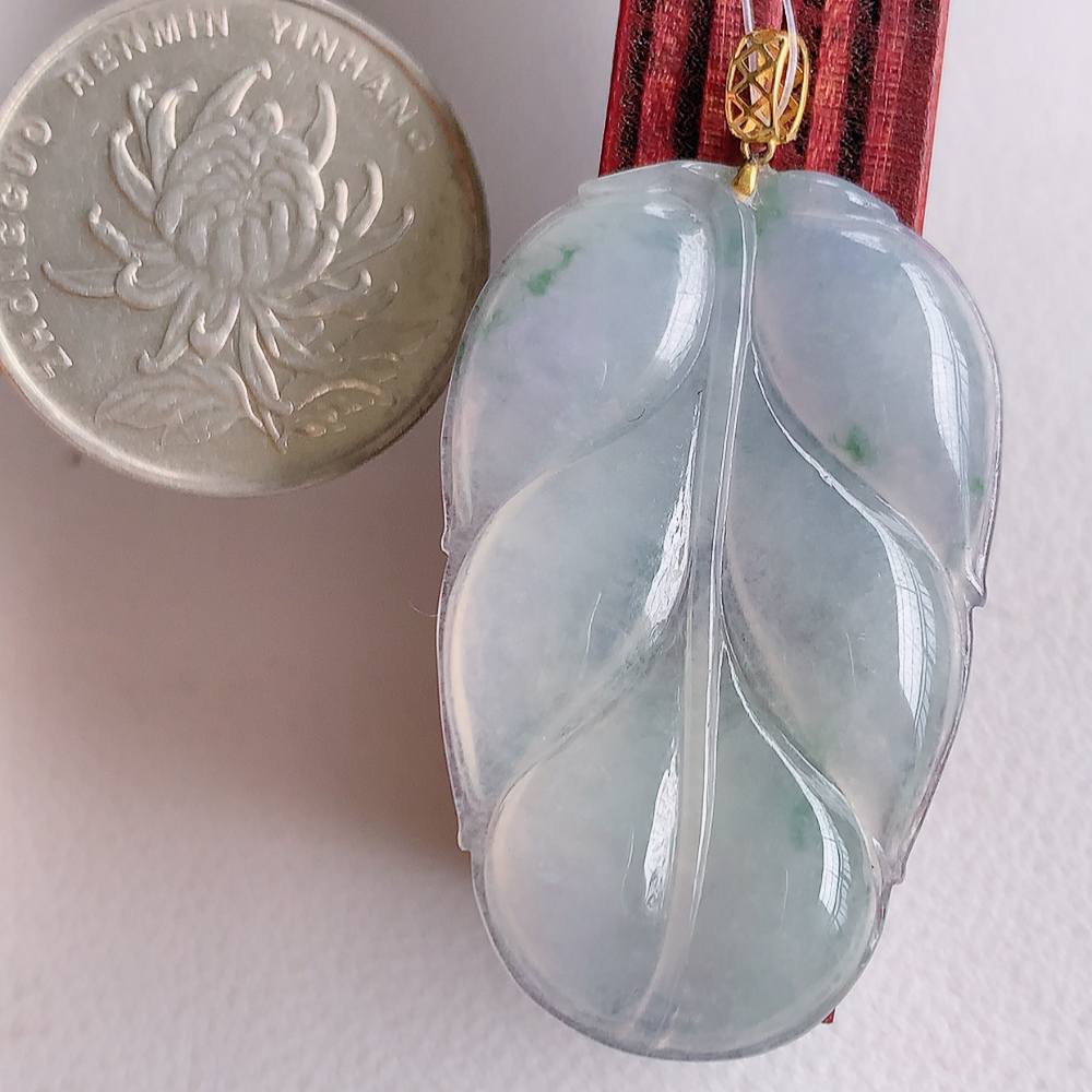 18k金扣冰润飘花金枝玉叶翡翠吊坠  老种起胶感  飘花灵动  寓意“金枝玉叶，大业有成，一夜成名”  饱满大气，水润通透。W49.16  尺寸：37-23.3-3.5mm