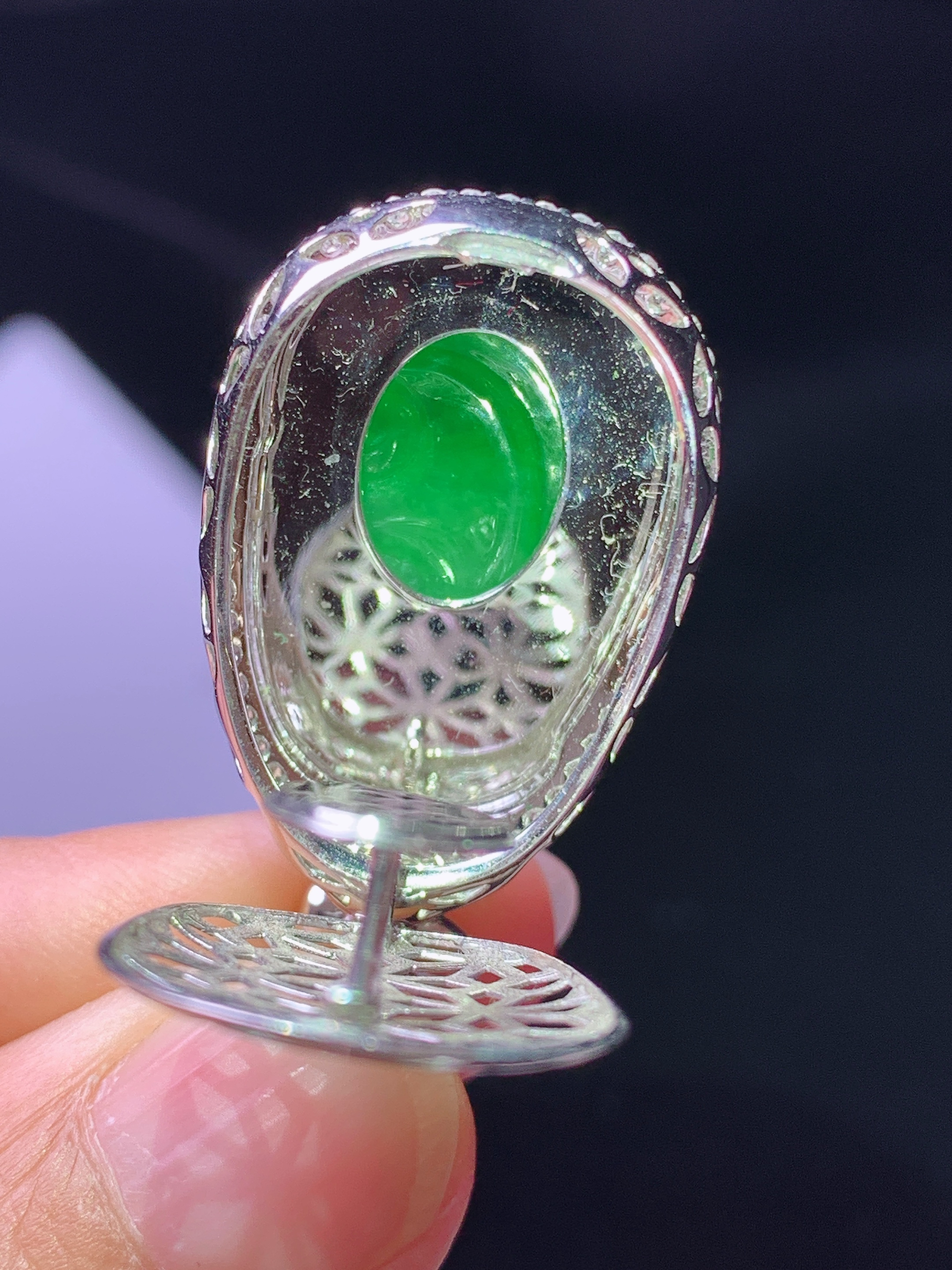 18金钻镶嵌阳绿如意吊坠 玉质细腻 色泽艳丽清新 水润亮眼 整体尺寸35.6*19*9.5y1