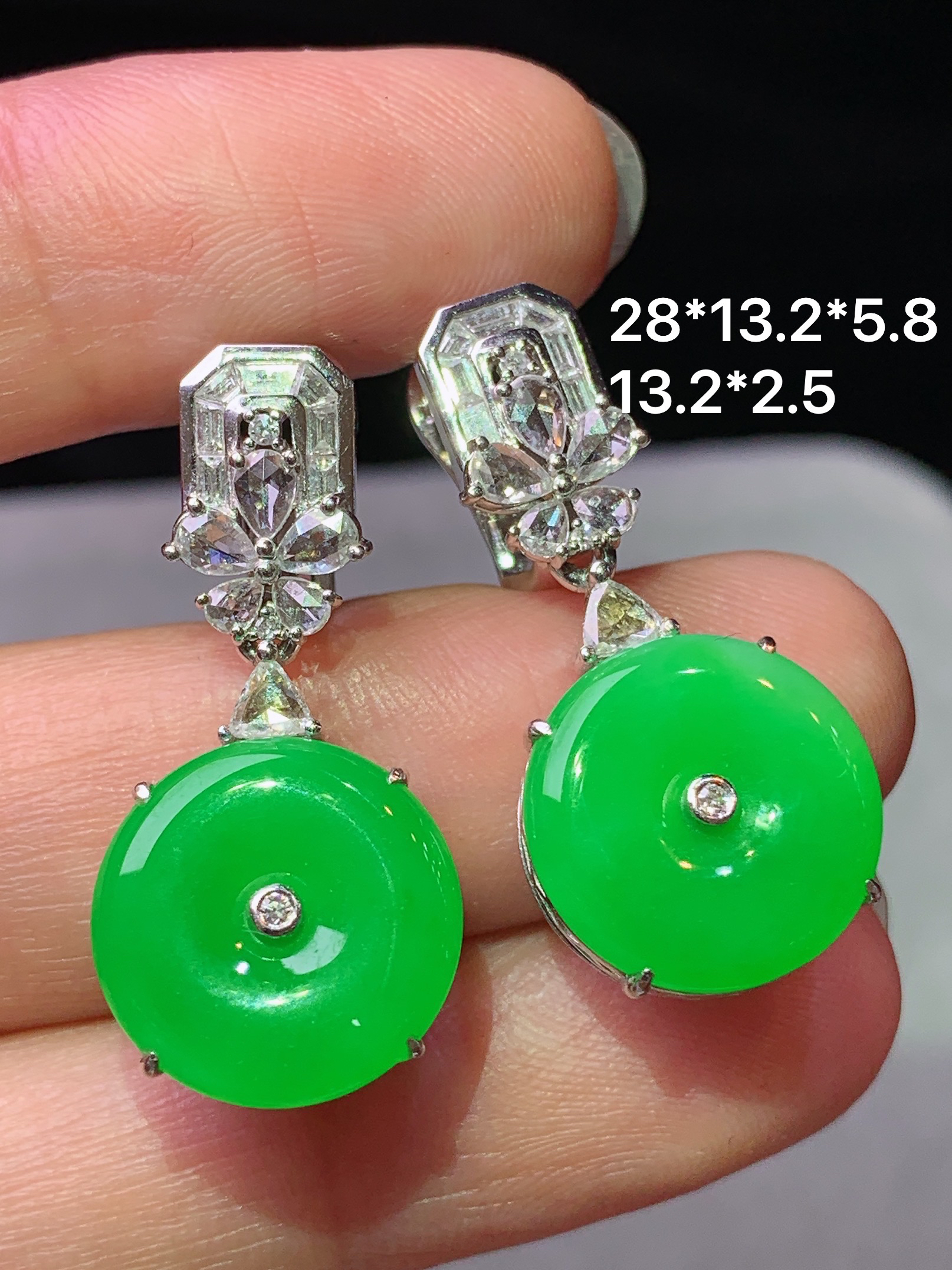 18k金钻镶嵌阳绿平安扣耳坠 玉质细腻 色泽艳丽清新 水润亮眼 整体尺寸28*13.2*5.8g1