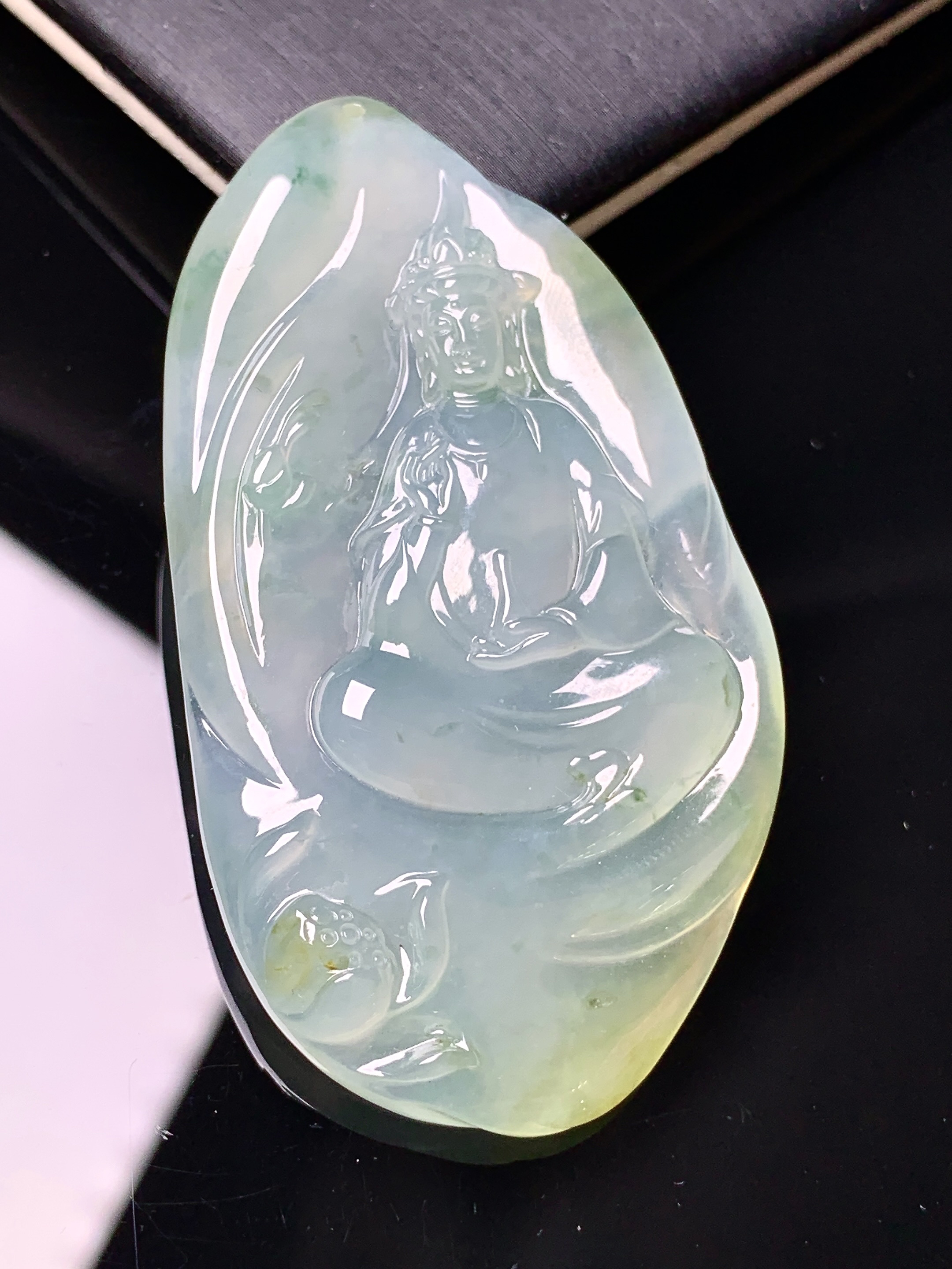 飘冰黄翡观音菩萨吊坠 玉质细腻 色泽艳丽清新 水润亮眼 整体尺寸57*31.3*5.5x7