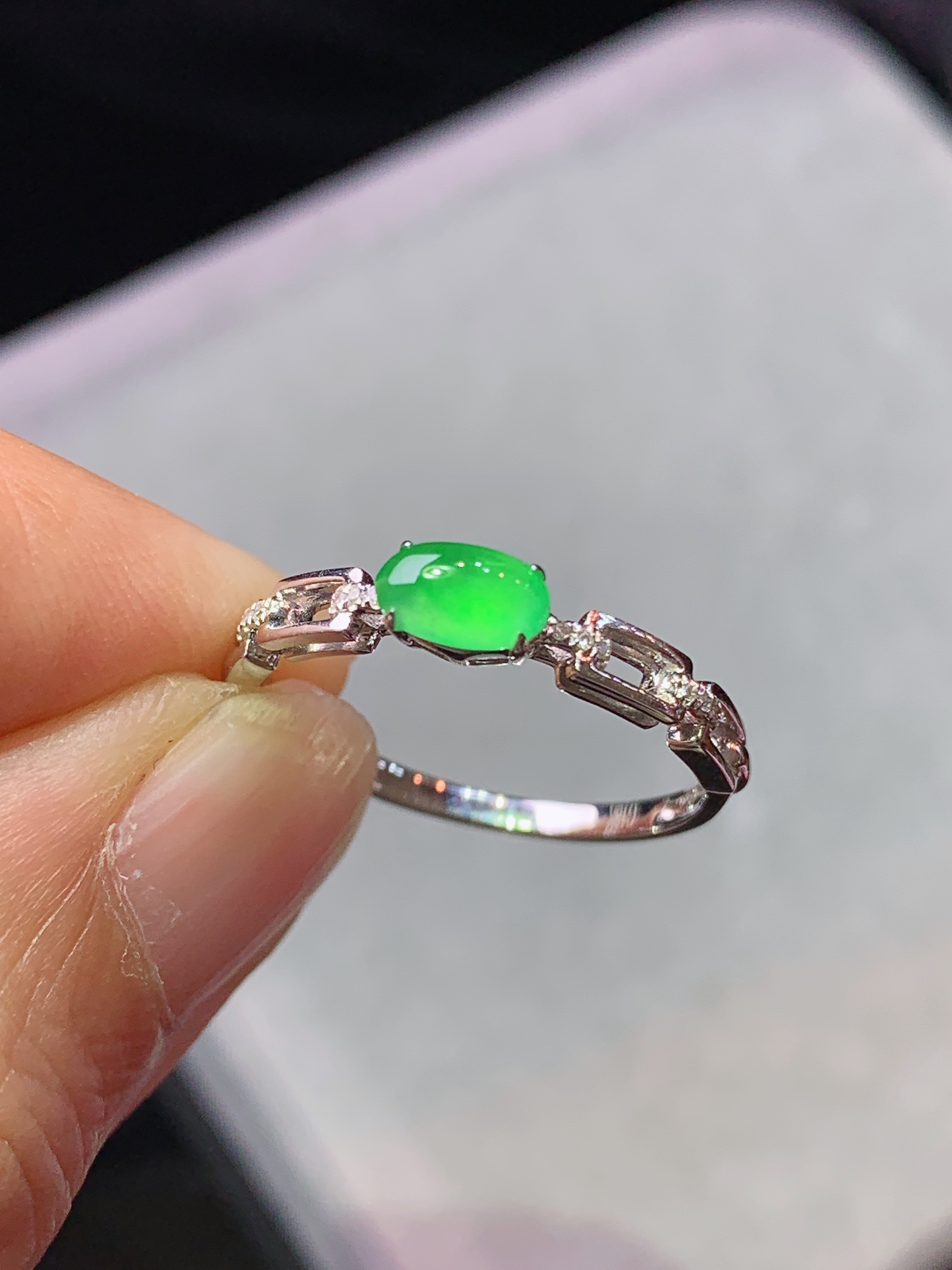 18k金钻镶嵌冰阳绿蛋面戒指 玉质细腻 色泽艳丽清新 水润亮眼 圈口14.5 裸石尺寸6*3.5*2.2m3