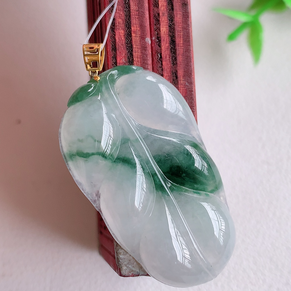 18k金扣冰润飘花金枝玉叶翡翠吊坠  老种起胶感  飘花灵动  寓意“金枝玉叶，大业有成，一夜成名”  饱满大气，水润通透。W49.16 尺寸：35.8-21-5.5mm
