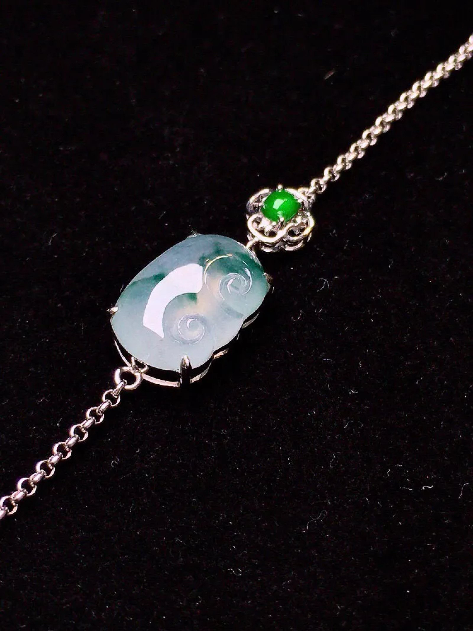 18K金镶嵌飘绿如意手链 玉质细腻 水润透亮 款式新颖时尚唯美 搭配绿色小蛋面 周长180裸石尺寸 