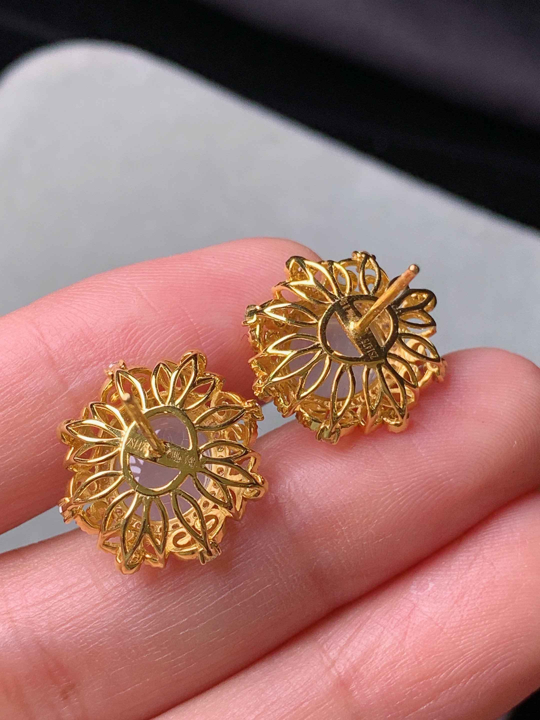 18k金钻镶嵌冰粉蛋面耳钉 玉质细腻 色泽艳丽清新 水润亮眼 整体尺寸16.8*15.3*10.2m5