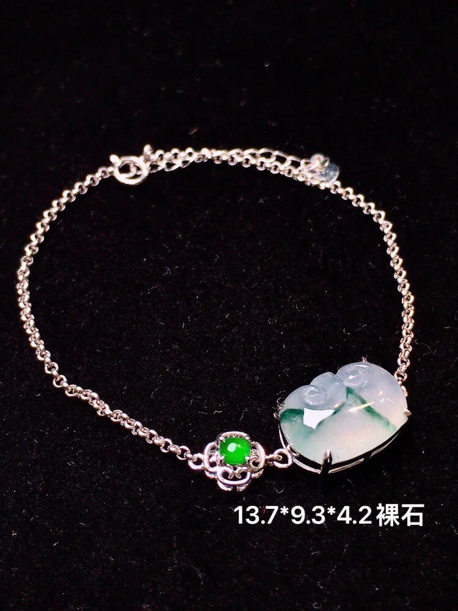 18K金镶嵌飘绿如意手链 玉质细腻 水润透亮 款式新颖时尚唯美 搭配绿色小蛋面 周长180裸石尺寸 13.7*9.3*4.2m