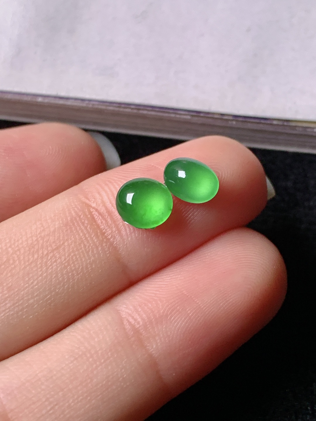 ️阳绿蛋面一对，色泽浓艳，0417尺寸6.3*5.8*3/6.5*4.8*3