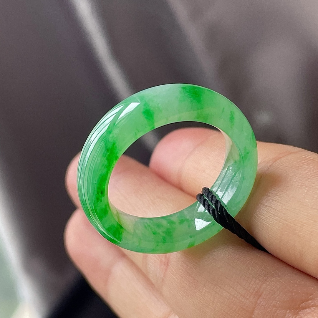 ️缅料冰阳绿指环，色辣，饱满水润，无裂，裸石尺寸7/4.2--19.3，圈口21。编码0520好数字