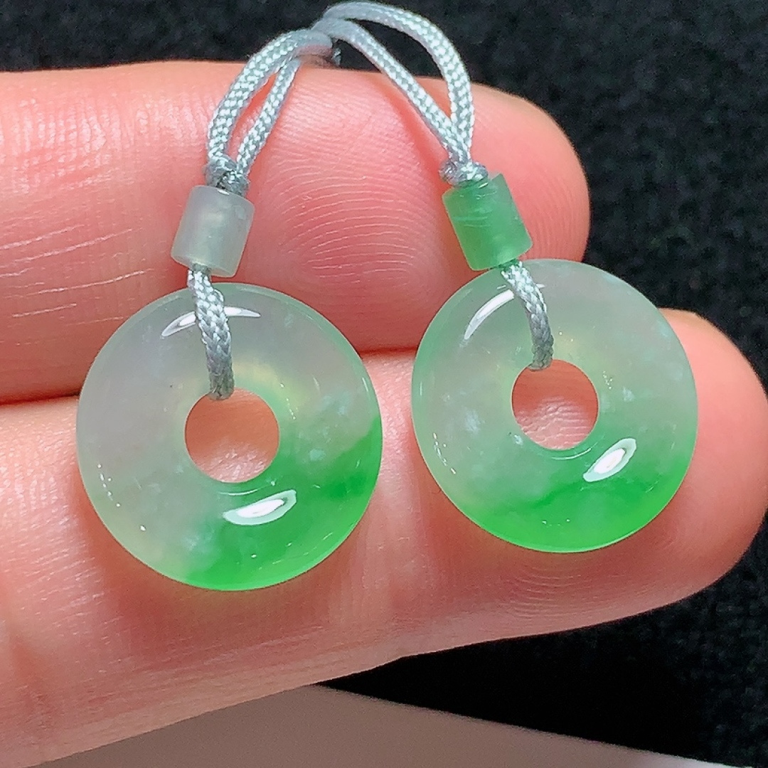 ️冰种飘绿甜甜圈一对，种老水头好，又冰又润，饱满无裂，尺寸：14.4/2.9mm，ss50182a