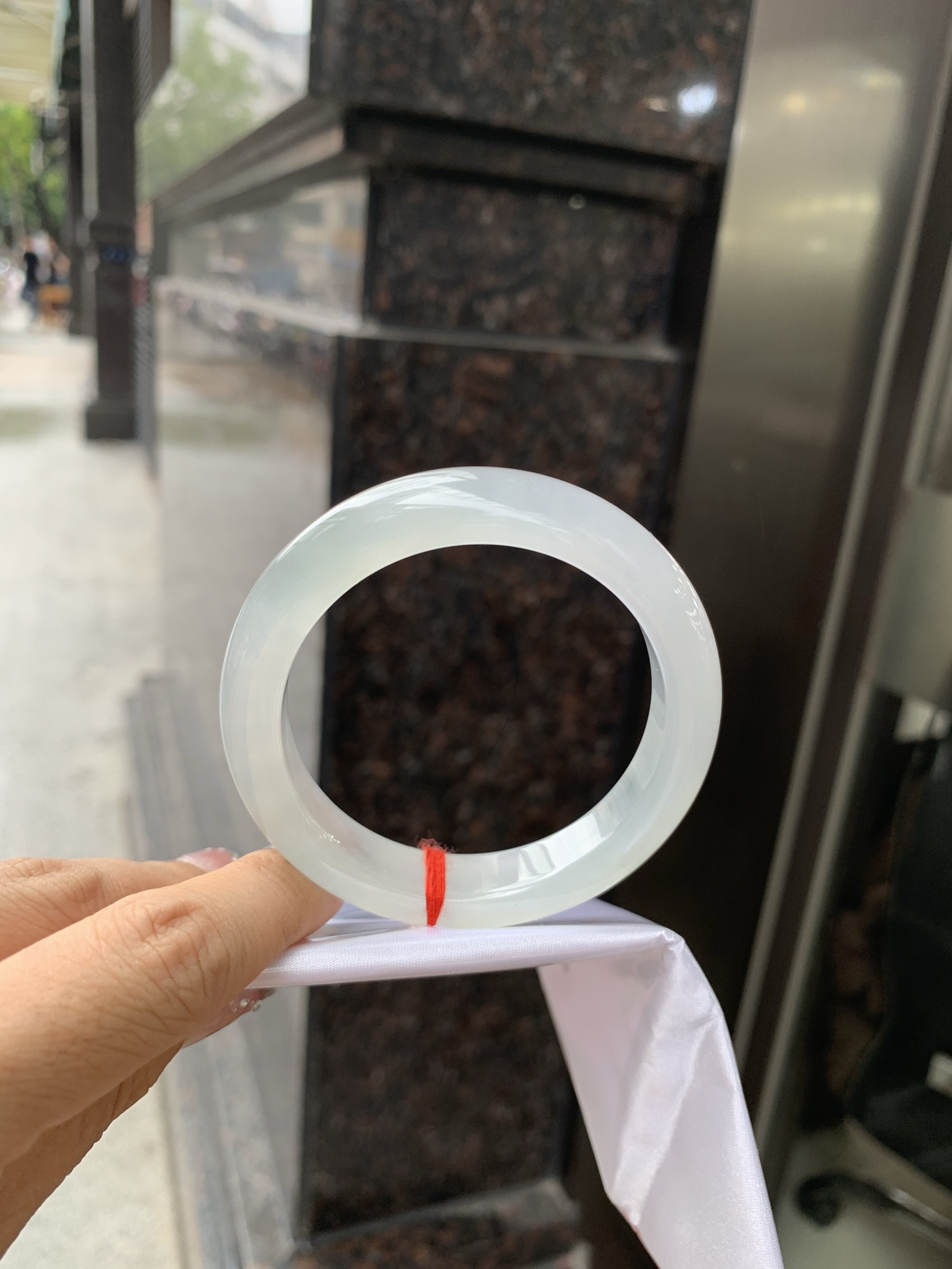 白冰正圈52.5-8.5-11.70417-H783-40打灯棉絮，底妆冰润细腻，一腕清透，简约清爽，不挑肤色年龄，给人一种清雅脱俗，天真纯美的感觉，真不愧是翡翠中的初恋