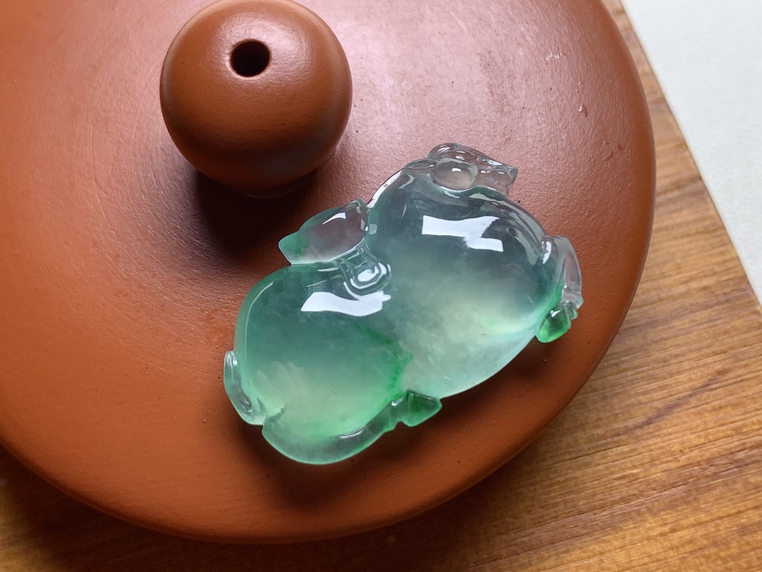 玻璃种阳绿马上有钱 色泽青翠漂亮，底子荧润起胶，厚实立体，尺寸15.5*24.8*6.5