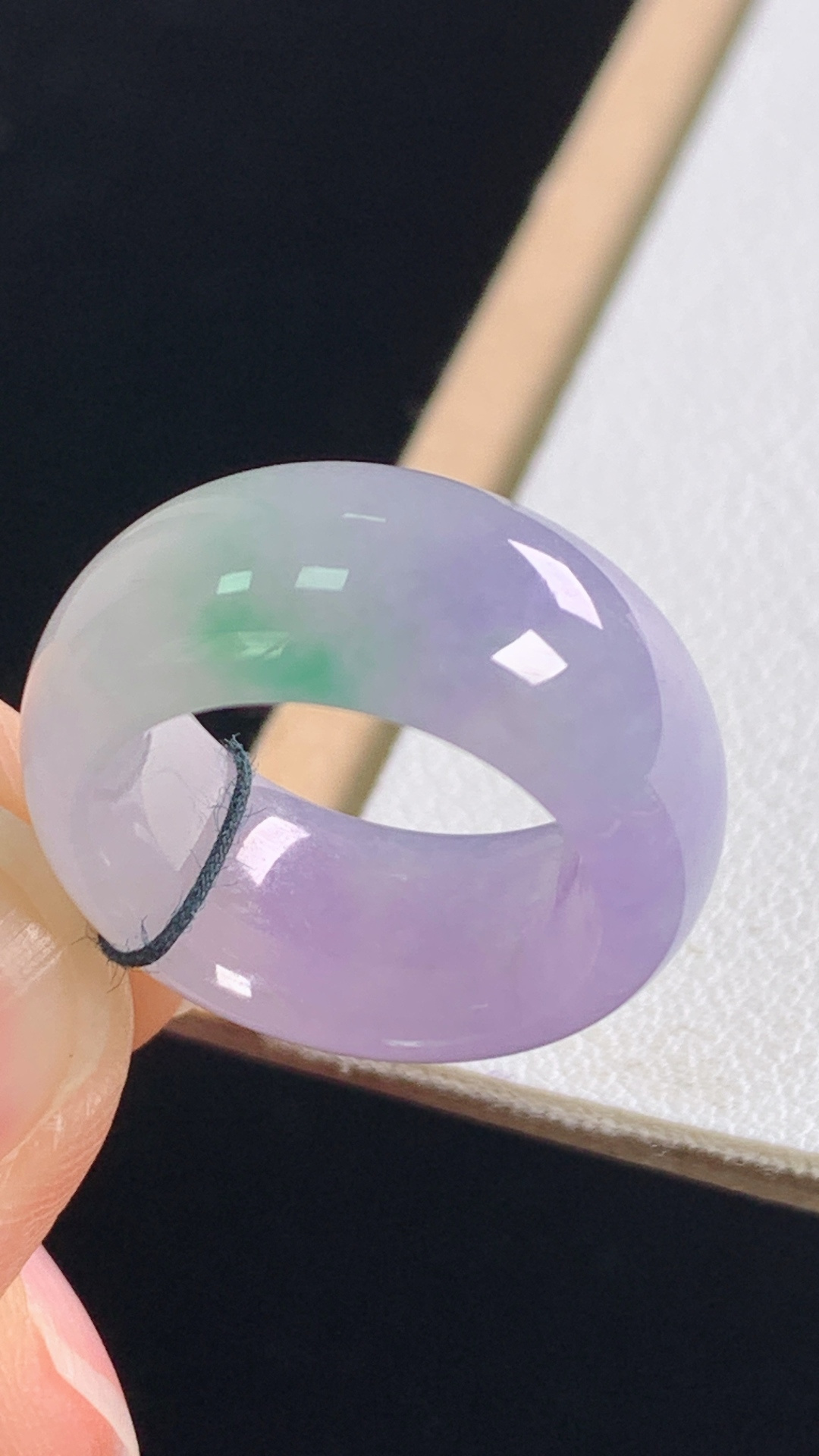 ️春彩指环，有种有色，底子细腻，无裂，尺寸:圈口7/14.4-8.9-3.8mm