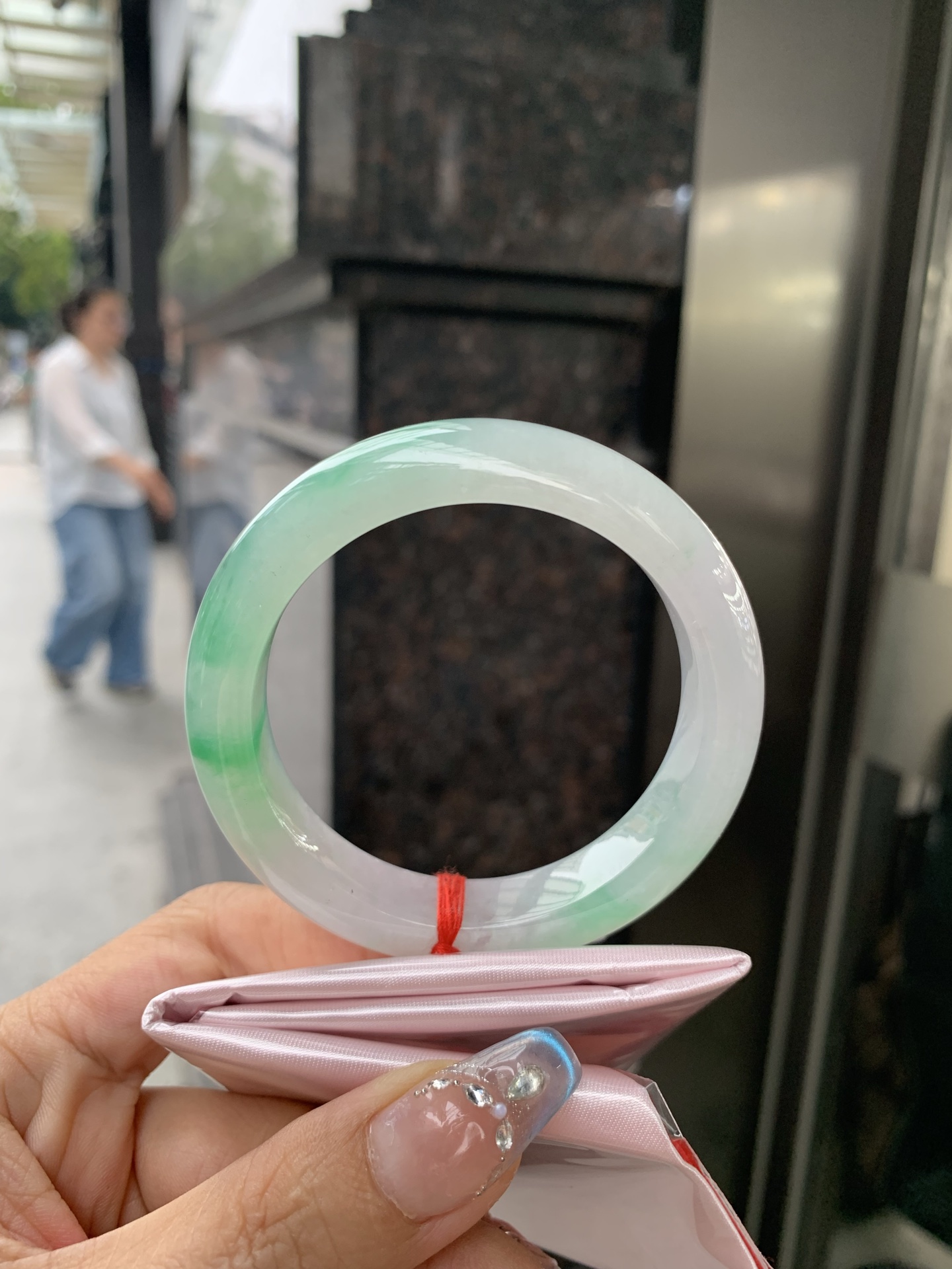 冰飘阳绿正圈53.5/12.1/8.80417-N461打灯细纹。底妆冰润清透，飘金丝阳绿花，鲜艳得像新冒头的嫩芽，灵动清新，即柔和又充满生机。