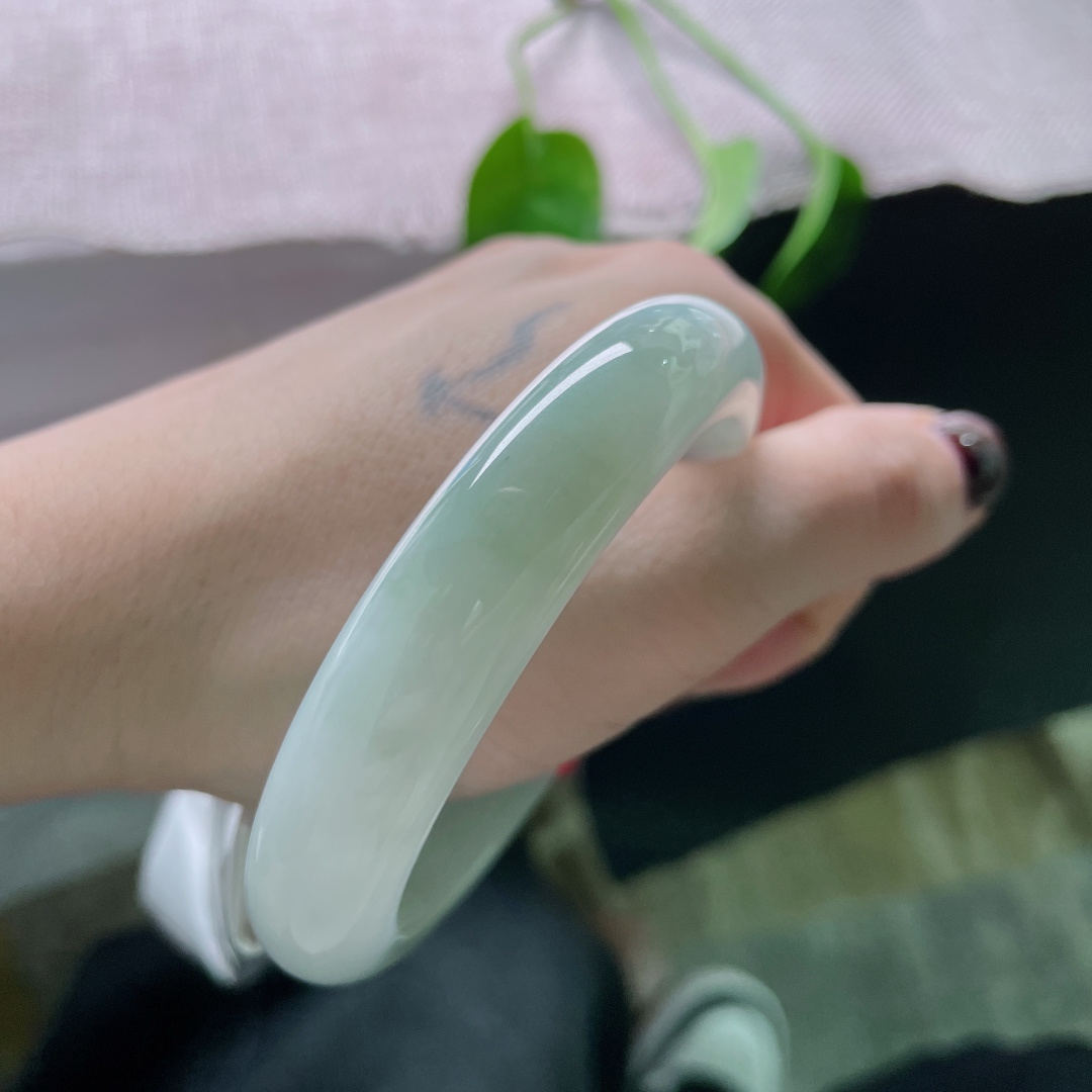 56.1/11.3/8.6绿底正圈，水润细腻，清新简约大方，贵气，无裂，ss49262a