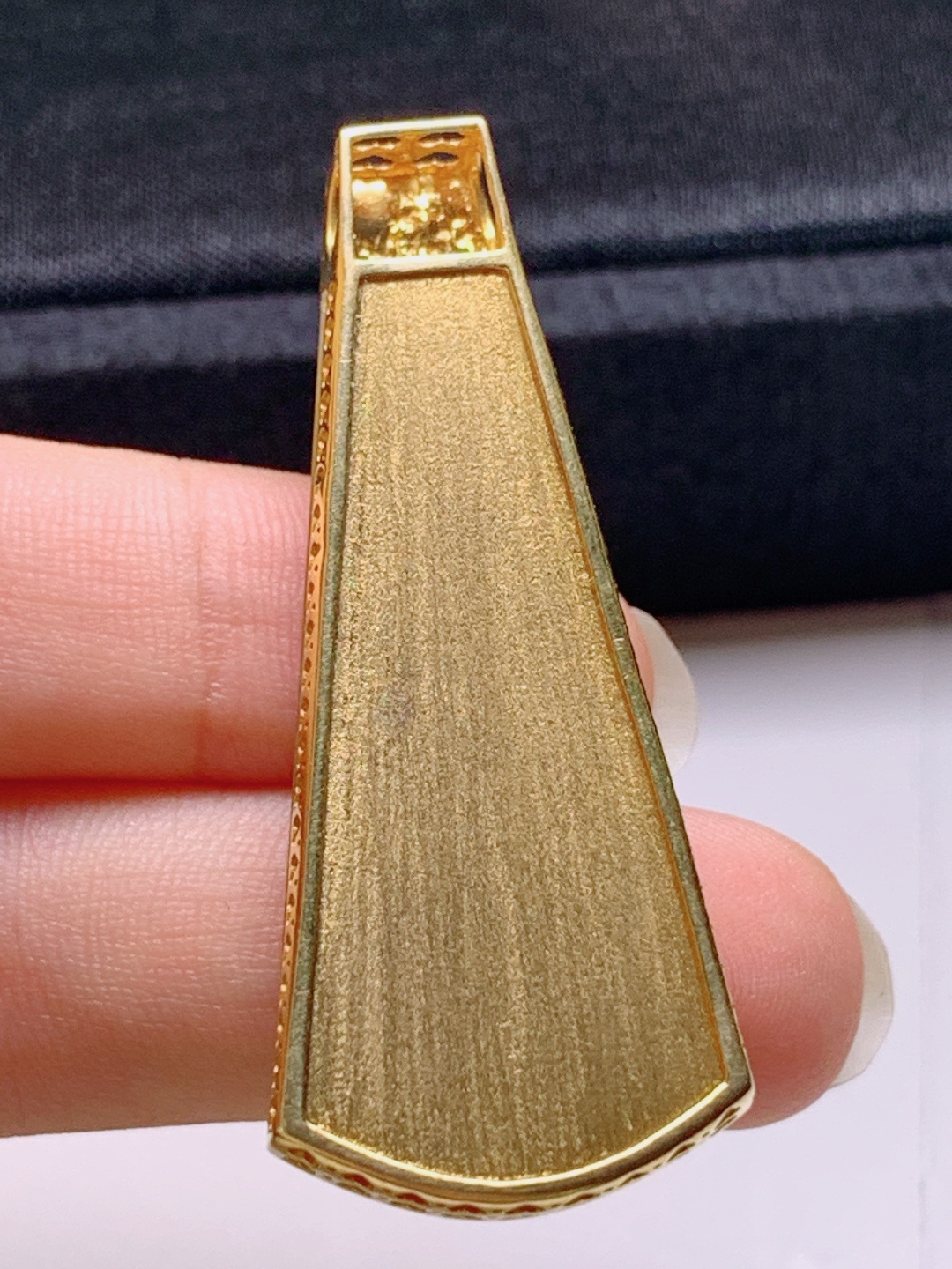 ️ 冰黄翡无事牌吊坠，无裂色正饱满，裸石38.8-19.2-4.447.1-6.4