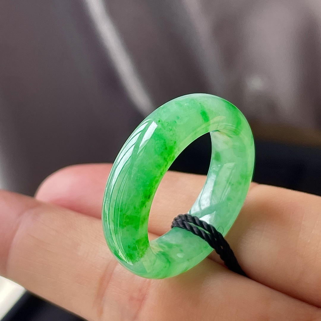 ️缅料冰阳绿指环，色辣，饱满水润，无裂，裸石尺寸7/4.2--19.3，圈口21。编码0520好数字