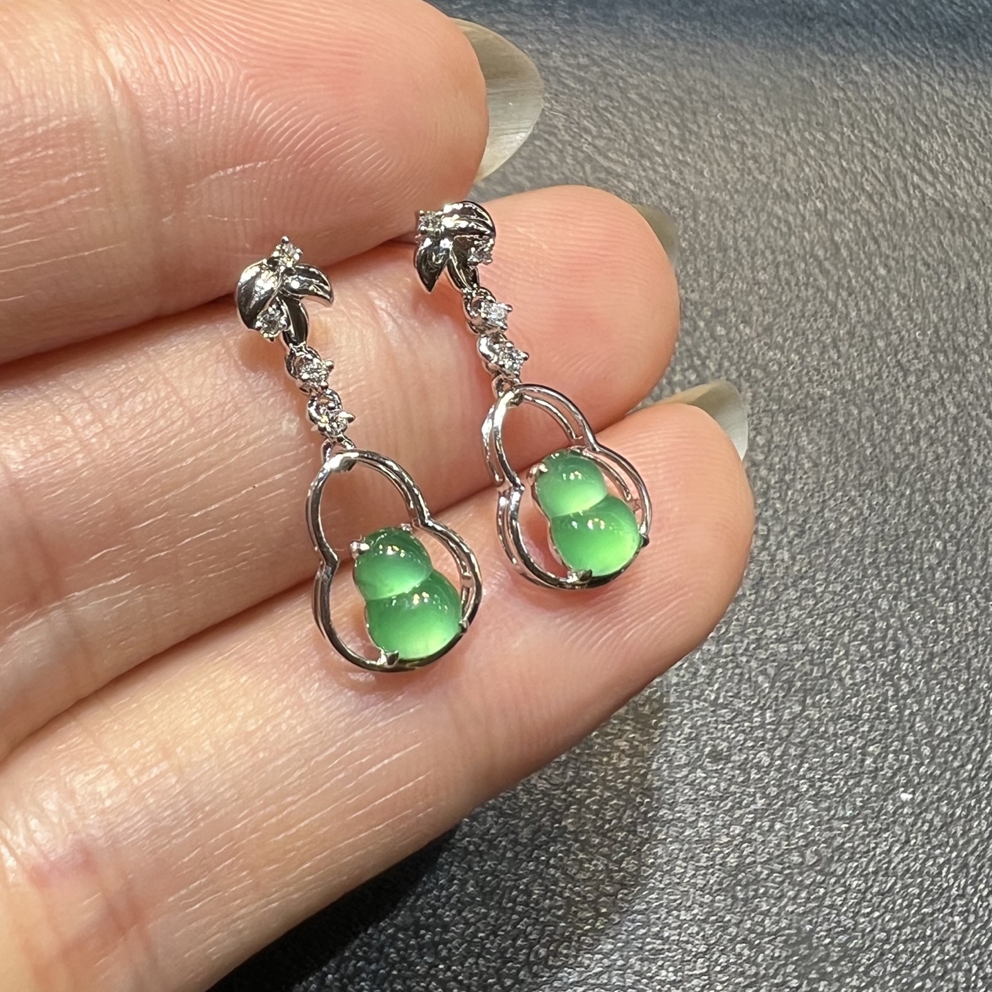 ️18k金钻石镶嵌冰种阳绿起光小葫芦耳钉耳坠精品天然缅甸翡翠A货，5.9-4.3-19.6-7.6-3.6