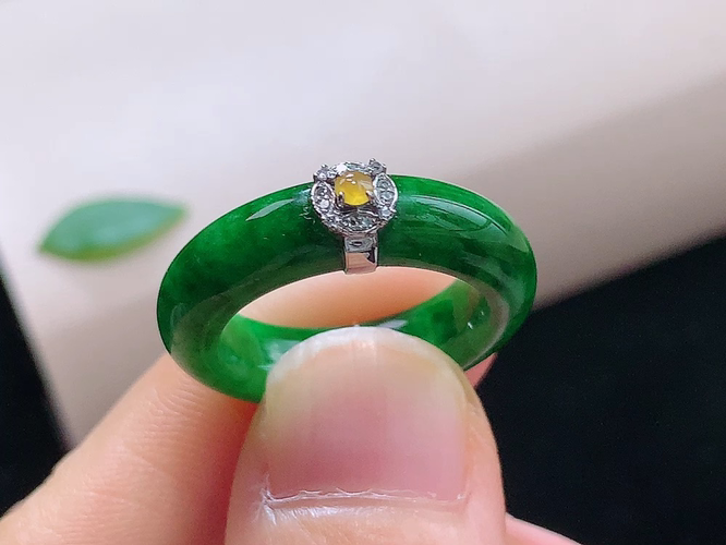 ️ 18K金伴钻指环，尺寸16.7-5.6-4.1mm，圈口12，包A附证书