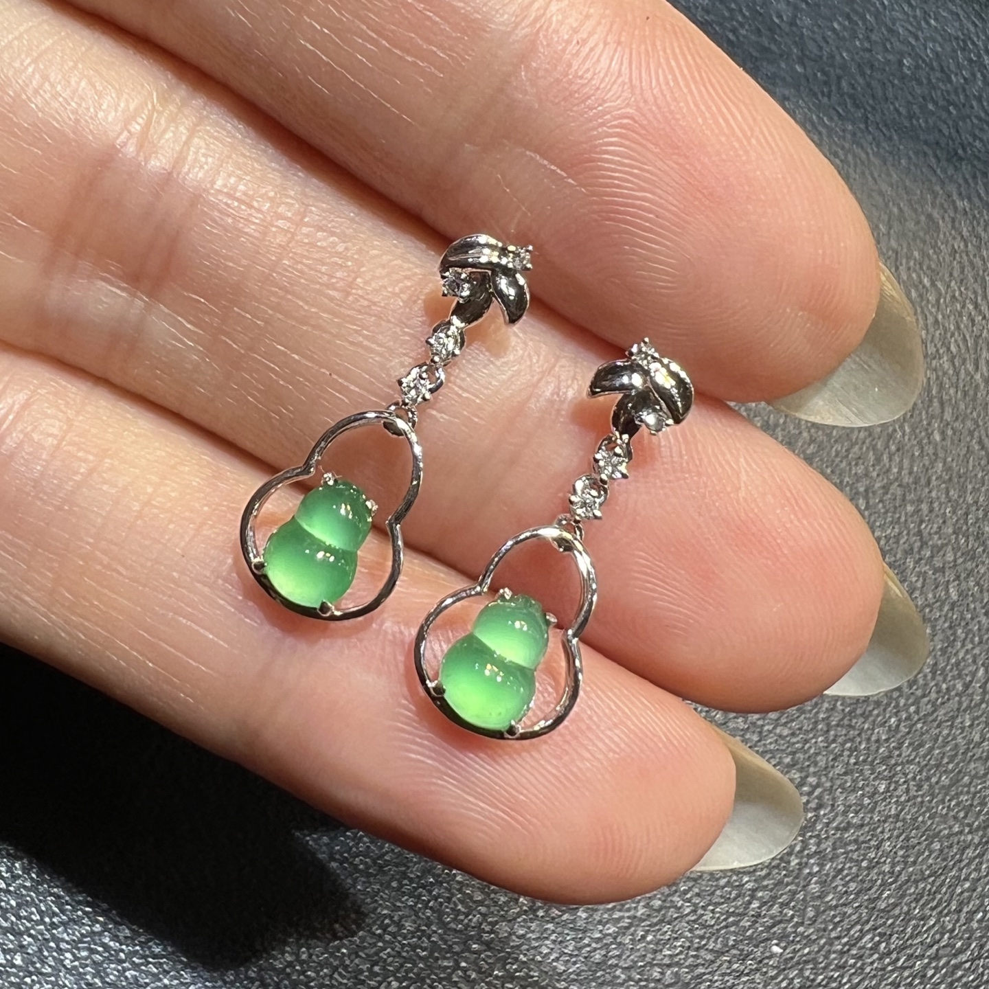 ️18k金钻石镶嵌冰种阳绿起光小葫芦耳钉耳坠精品天然缅甸翡翠A货，5.9-4.3-19.6-7.6-3.6