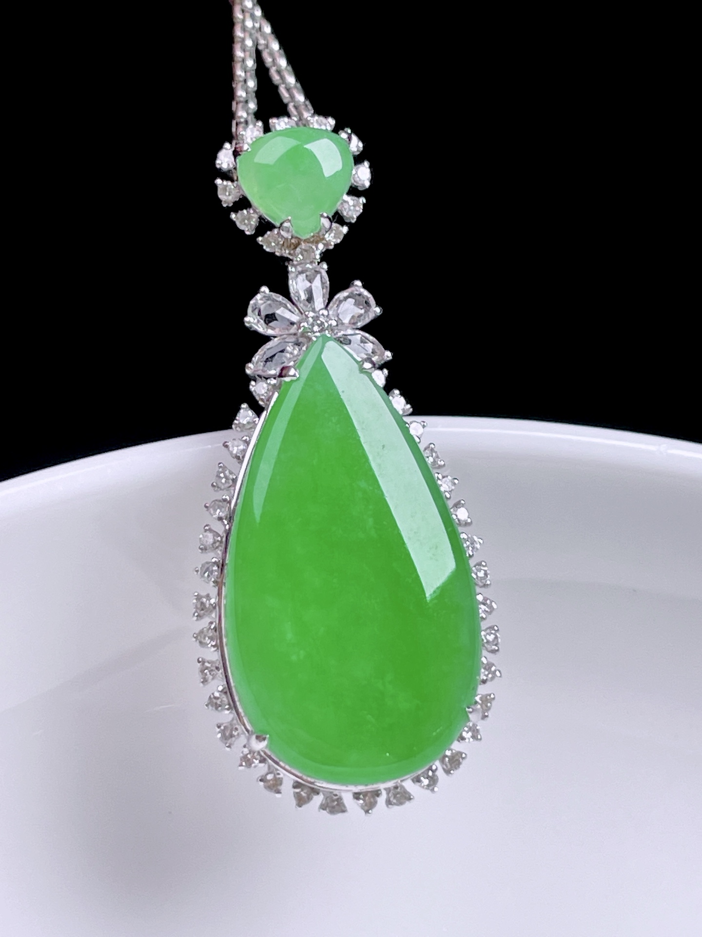 ️ 冰阳绿水滴，色泽浓郁，种老水润，18k金镶嵌：32.8/14.4/8.2，裸石：20.6/11