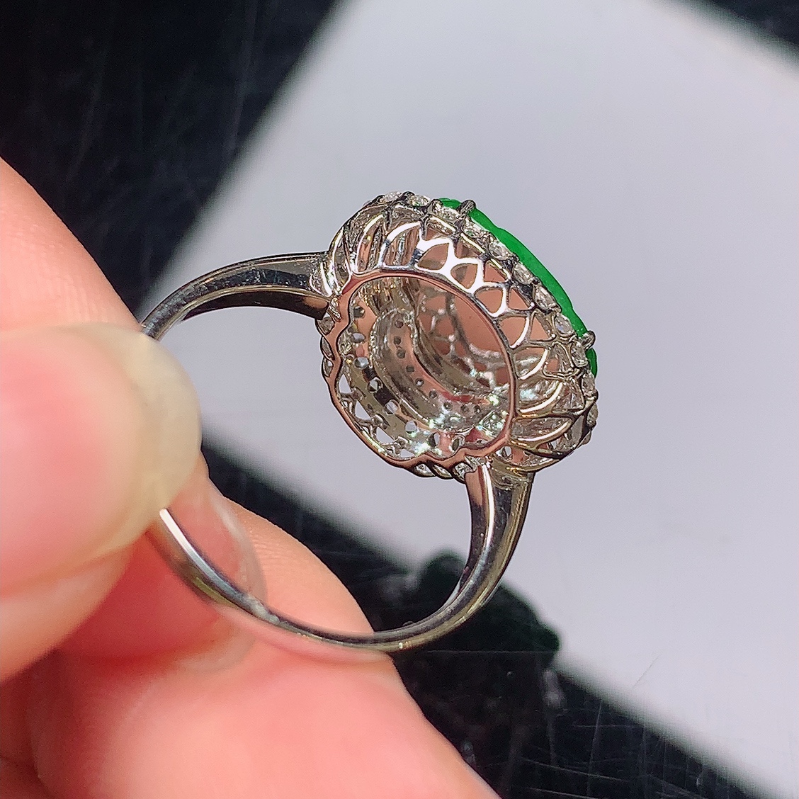 ️️冰阳绿佛公女戒。种老色阳，无裂底子细腻，佩戴优雅大方，8.3-11.9-7.7