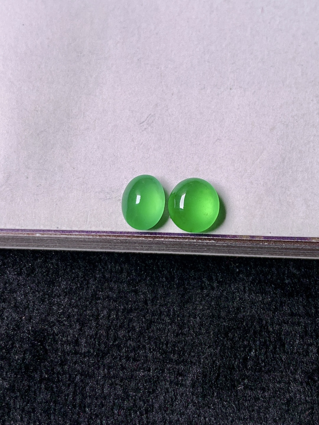 ️阳绿蛋面一对，色泽浓艳，0417尺寸6.3*5.8*3/6.5*4.8*3