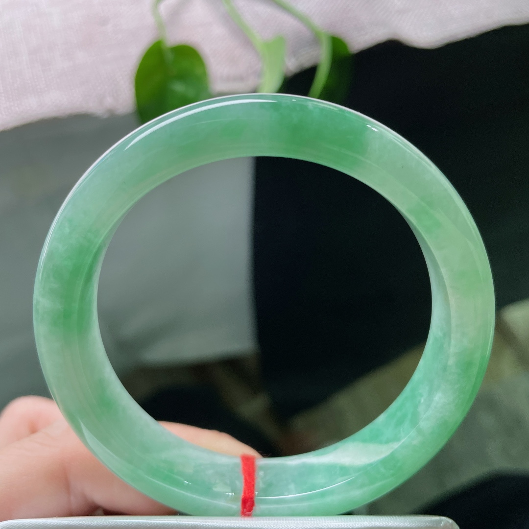 56.2/12.1/7.9，绿底正圈，将一整个盎然的夏天，藏进盈盈一方。一点洒金不明显，皮纹，ss50678a