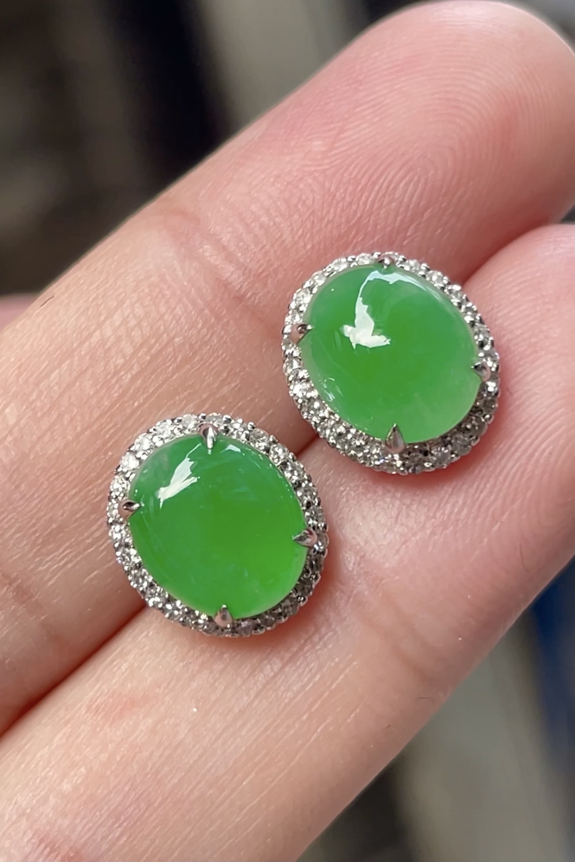 ️【冰种阳绿，耳钉】大件饱满， 通透水润，玉质细腻，翠色鲜艳，18k金奢华钻石镶嵌️，9.1-7.5-3.8