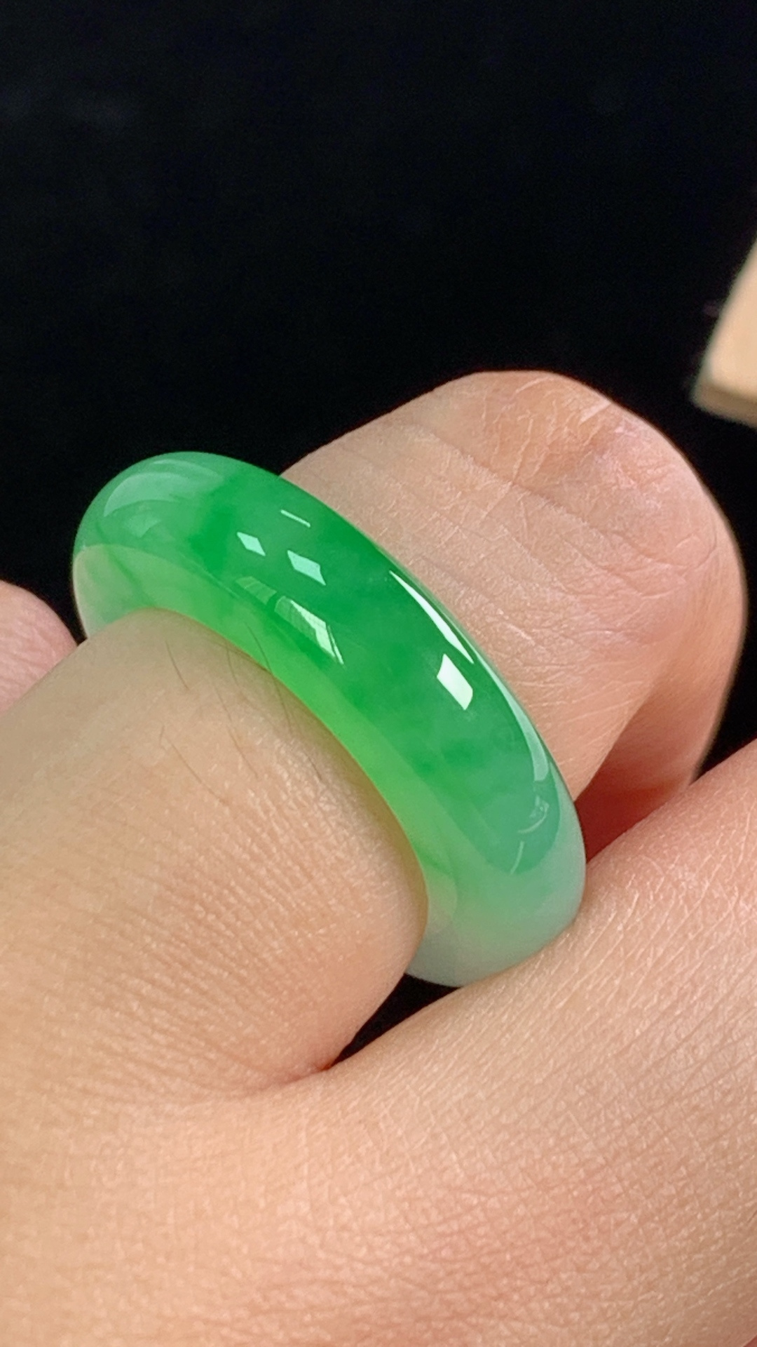 ️超值，高品质，冰飘绿指环，色辣色艳，胶感十足，无裂，尺寸:圈口13/16.7-5.8-4.4mm