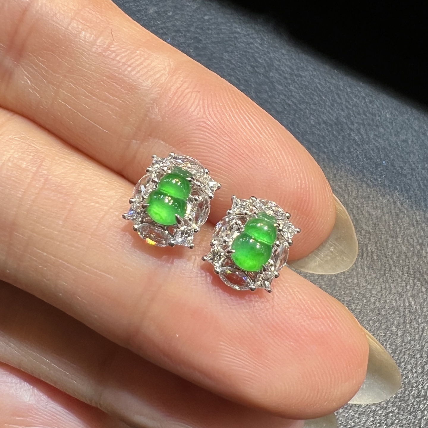 ️18k金钻石镶嵌冰种起荧光阳绿小葫芦耳钉高端小精品天然缅甸翡翠A货，8.8-7.1-5.2
