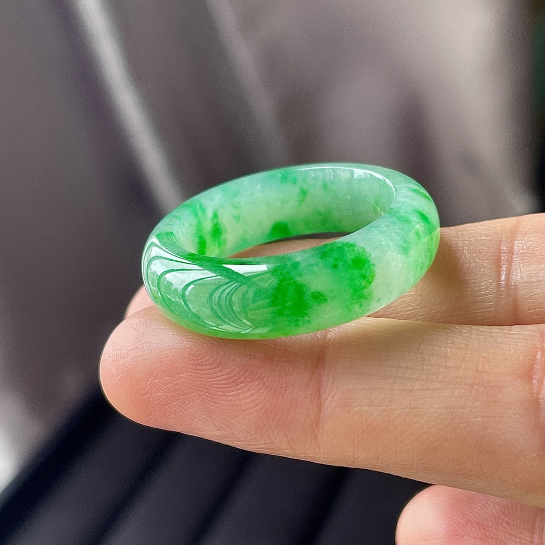 ️缅料冰阳绿指环，色辣，饱满水润，无裂，裸石尺寸7/4.2--19.3，圈口21。编码0520好数字
