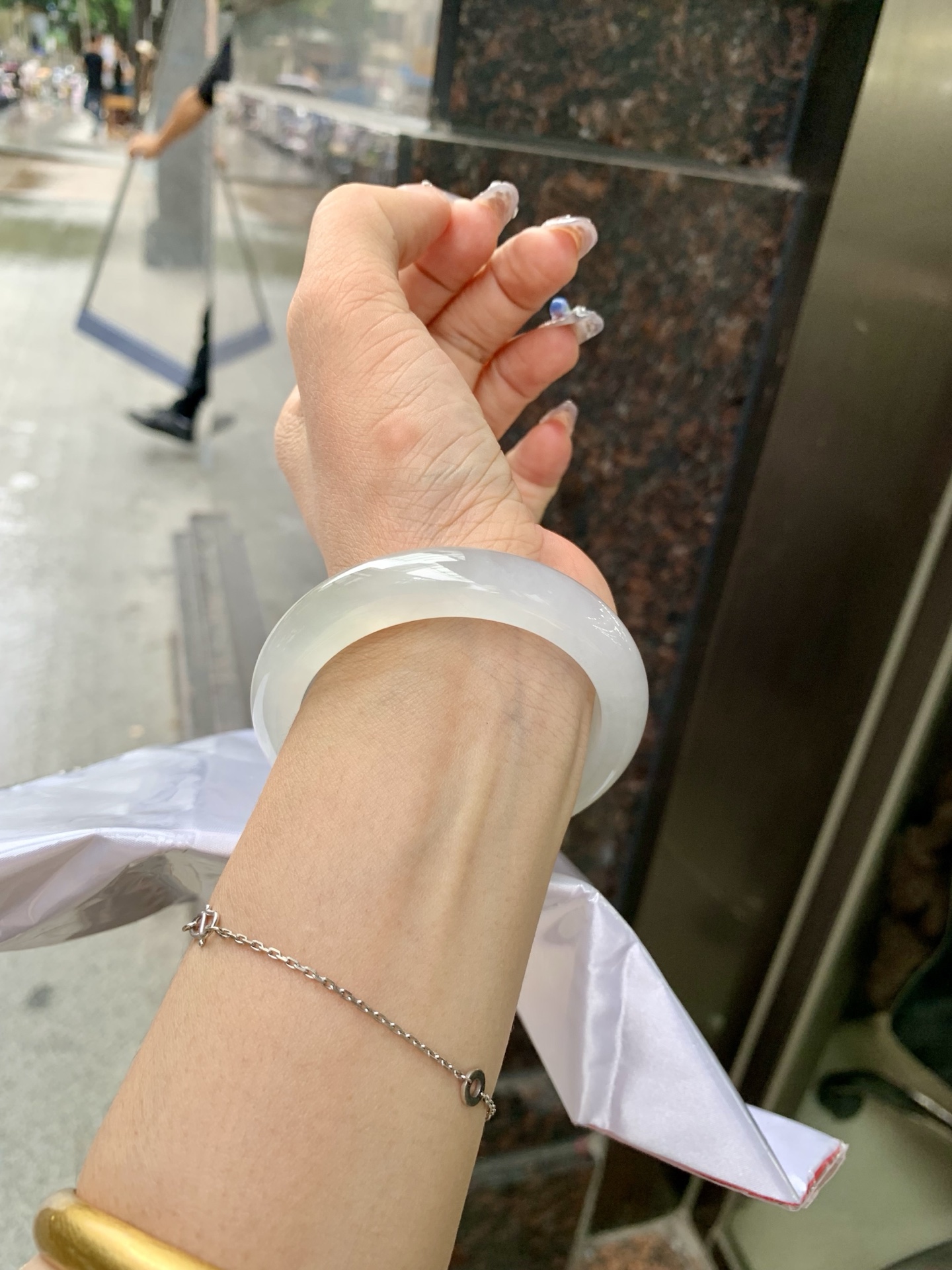 白冰正圈52.5-8.5-11.70417-H783-40打灯棉絮，底妆冰润细腻，一腕清透，简约清爽，不挑肤色年龄，给人一种清雅脱俗，天真纯美的感觉，真不愧是翡翠中的初恋