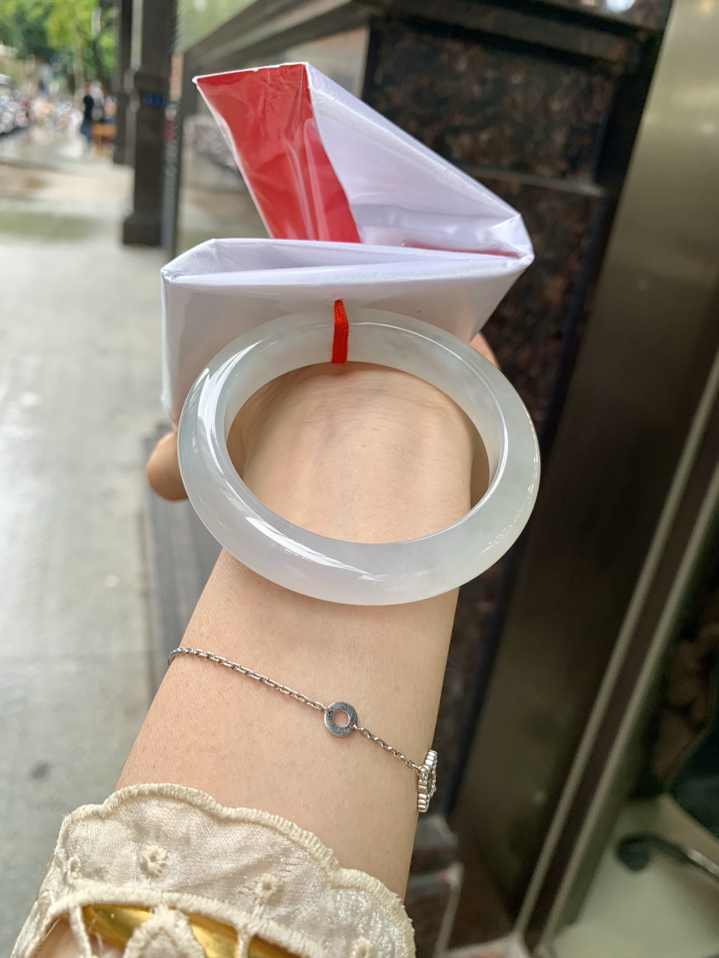 白冰正圈52.5-8.5-11.70417-H783-40打灯棉絮，底妆冰润细腻，一腕清透，简约清爽，不挑肤色年龄，给人一种清雅脱俗，天真纯美的感觉，真不愧是翡翠中的初恋