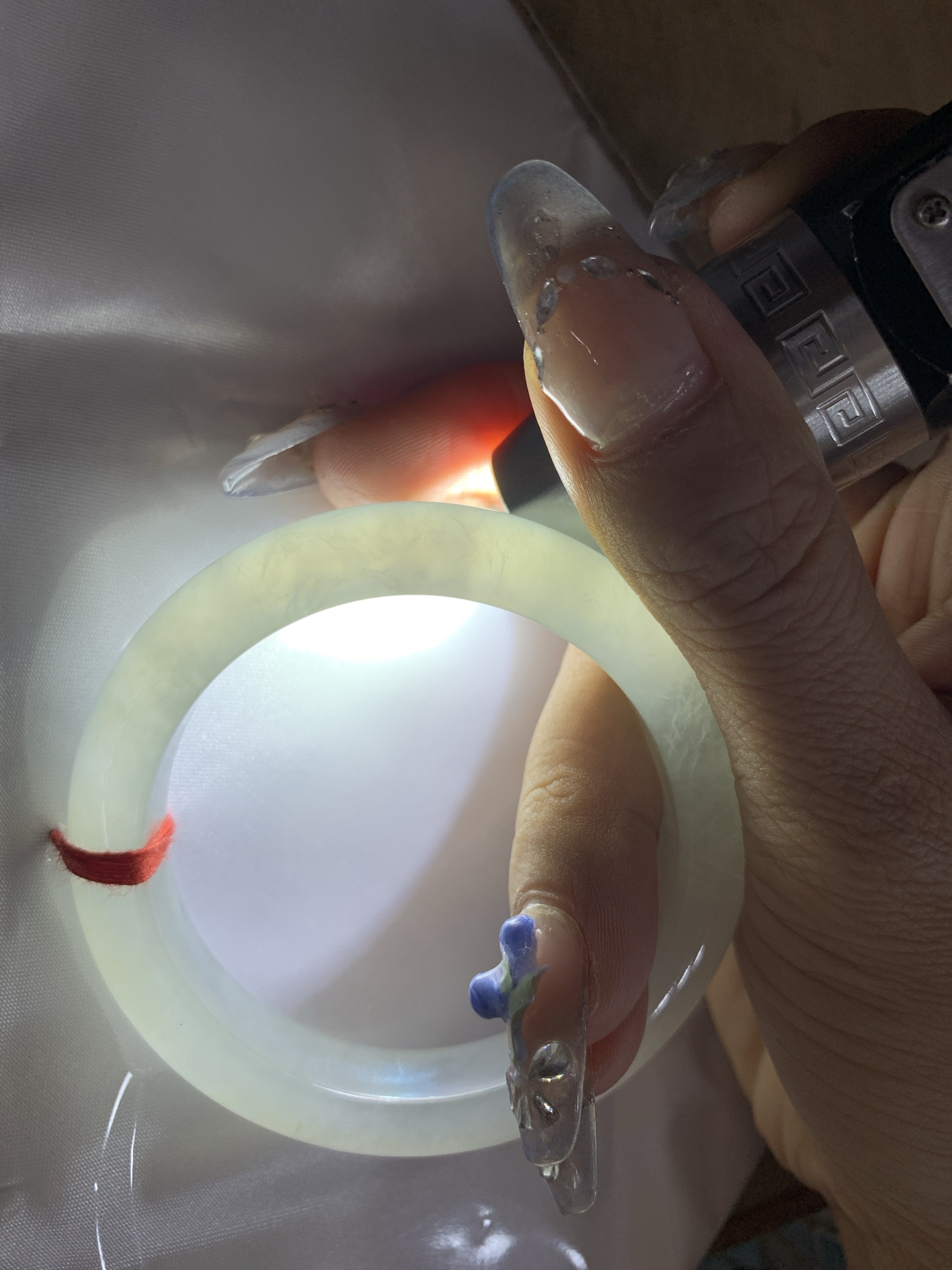 白冰正圈52.5-8.5-11.70417-H783-40打灯棉絮，底妆冰润细腻，一腕清透，简约清爽，不挑肤色年龄，给人一种清雅脱俗，天真纯美的感觉，真不愧是翡翠中的初恋