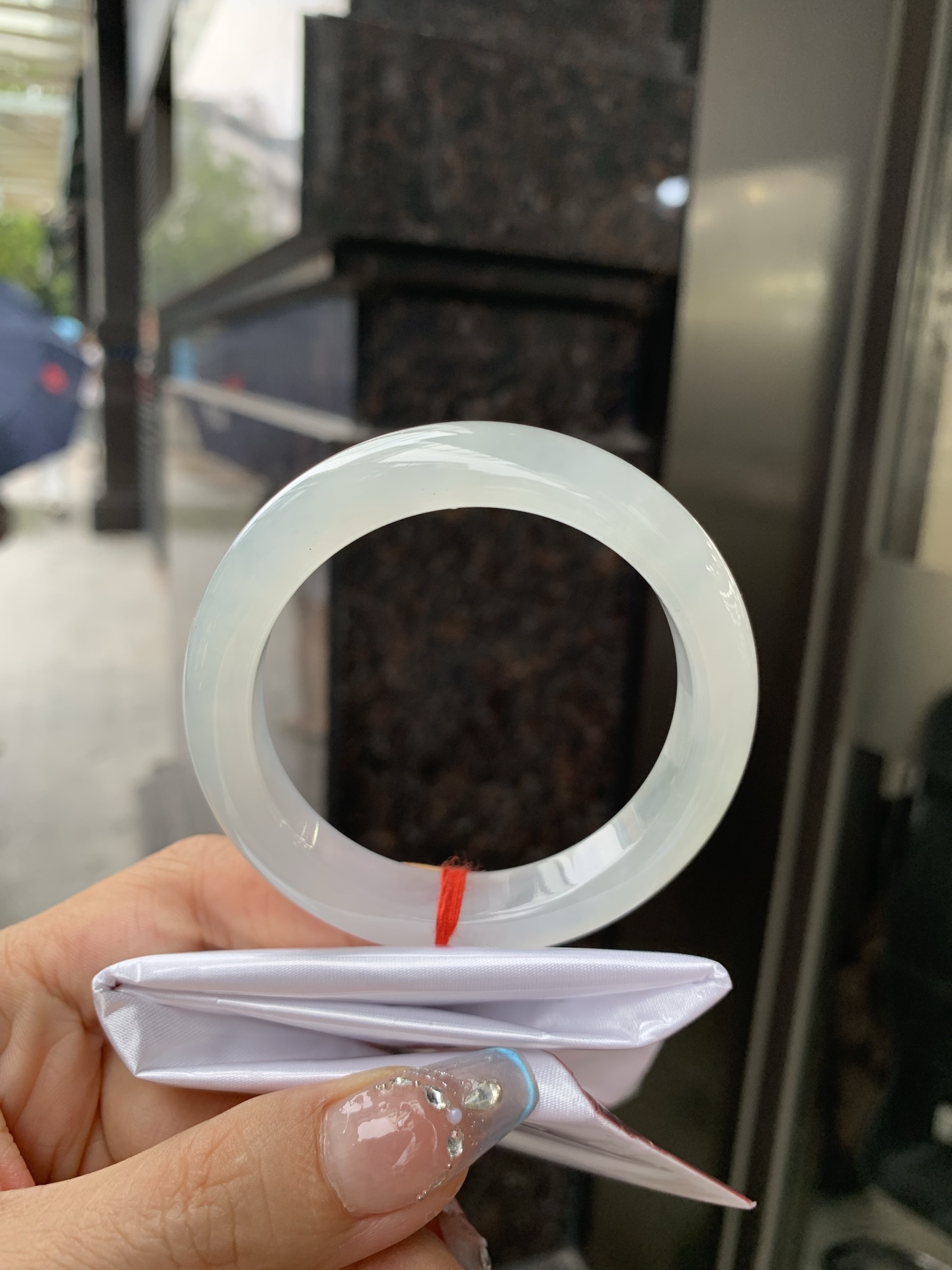 白冰正圈52.5-8.5-11.70417-H783-40打灯棉絮，底妆冰润细腻，一腕清透，简约清爽，不挑肤色年龄，给人一种清雅脱俗，天真纯美的感觉，真不愧是翡翠中的初恋