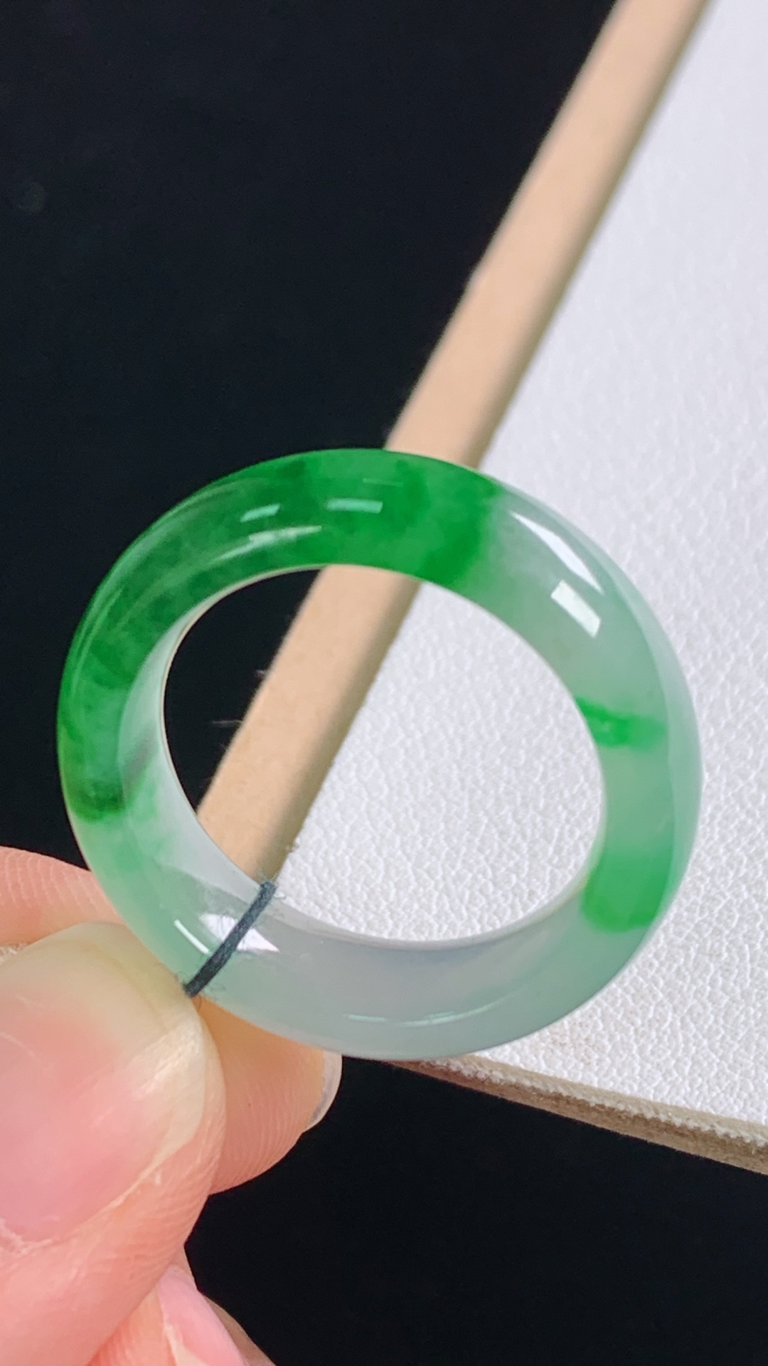 ️超值，冰飘绿指环，色泽漂亮，水润细腻，无裂，尺寸:圈口18/18.4-6.6-3.6mm