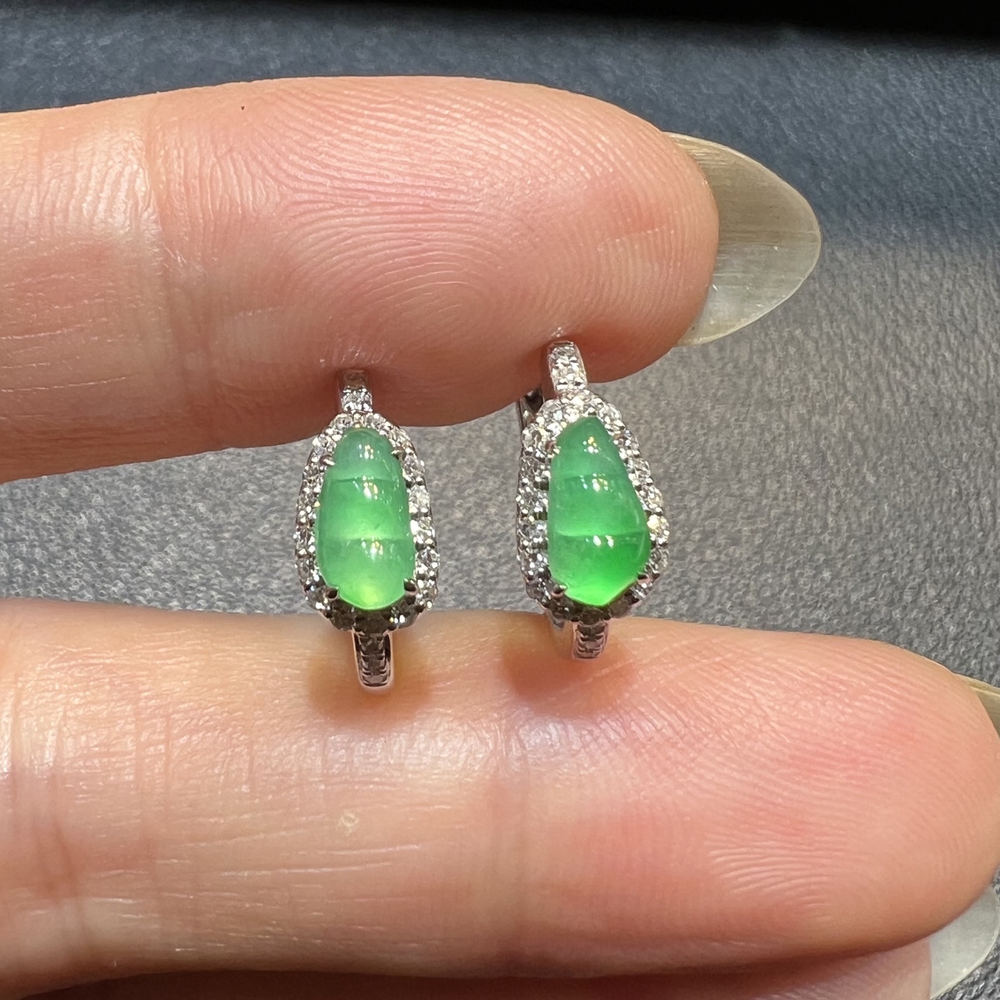 ️18k金钻石镶嵌冰种起光阳绿翡翠豆子耳包福豆耳环耳钉精品天然缅甸A货，6.4-3.9-8.6-5.3-4.7