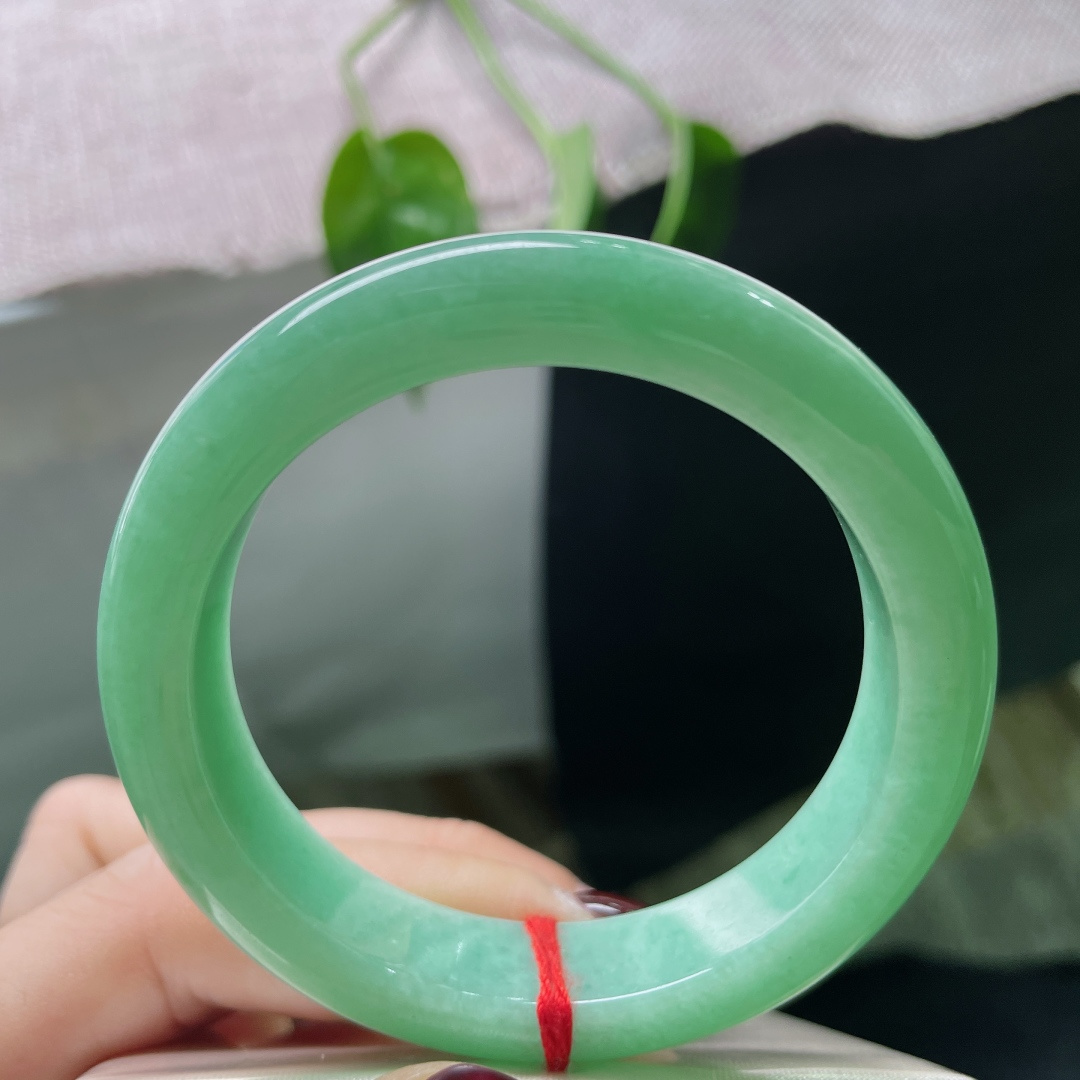 51.7/11.9/8.2，苹果绿正圈，翠色伊人，碧波荡漾，举手投足尽显贵气，晶体，无裂，ss50805a