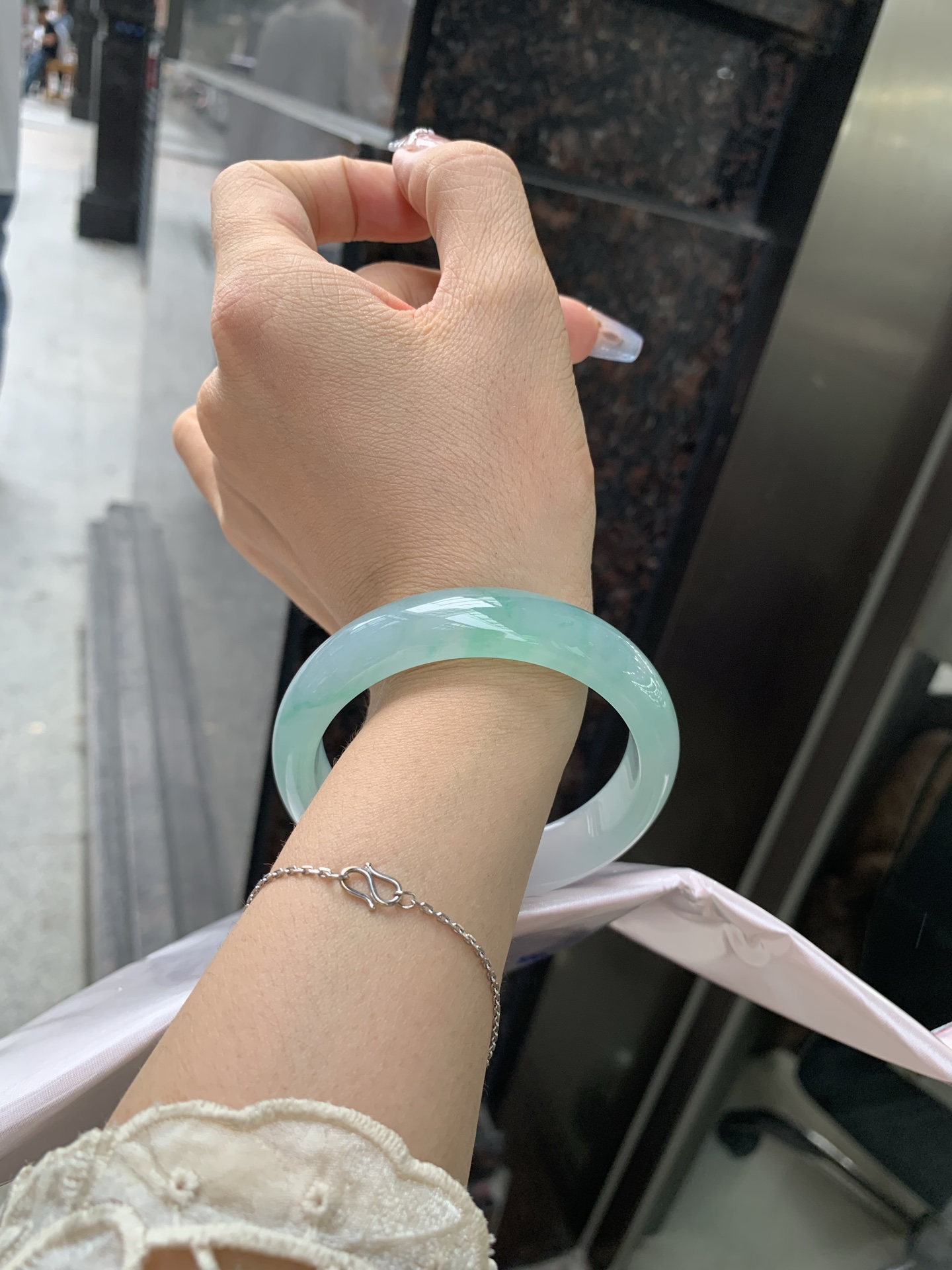 冰飘绿花宽版正圈，57.3/14/8，0417-N460，打灯细纹，底妆冰润细腻，春风十里不如腕间一抹绿，绿花如春日的嫩草，仙气缭绕，很有意境，古典优雅令人沉醉其中