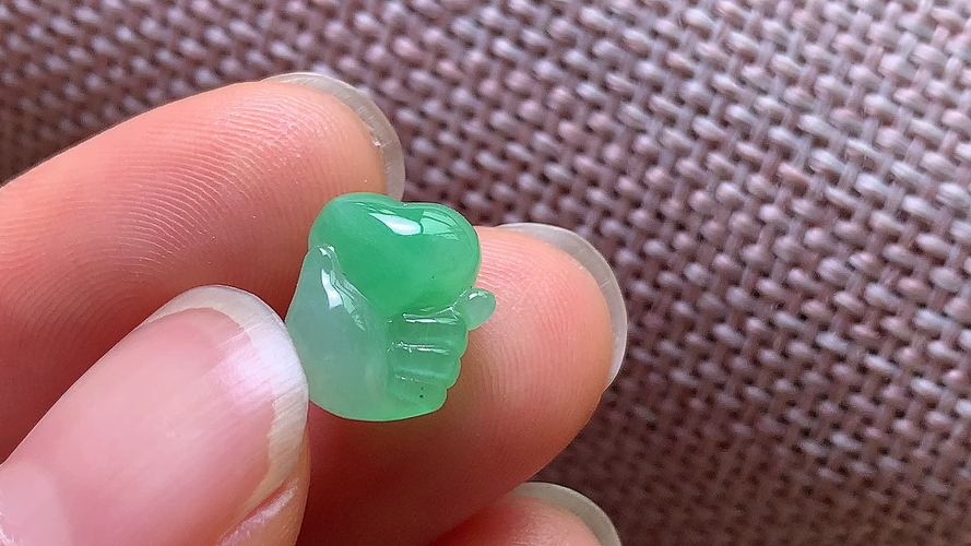 ️天然翡翠，冰绿爱心，尺寸10.7-9.2-5.8 j416